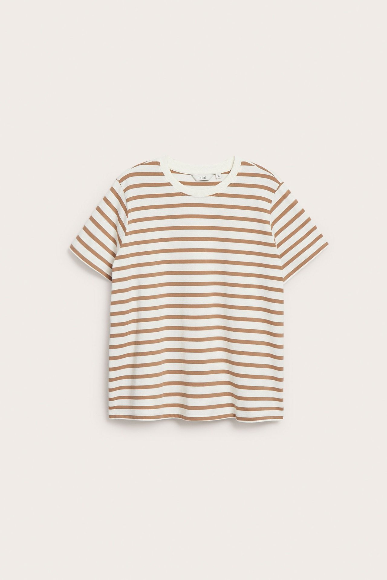 Edestä kuvattu beige-valkoraidallinen lyhythihainen puuvillapaita.