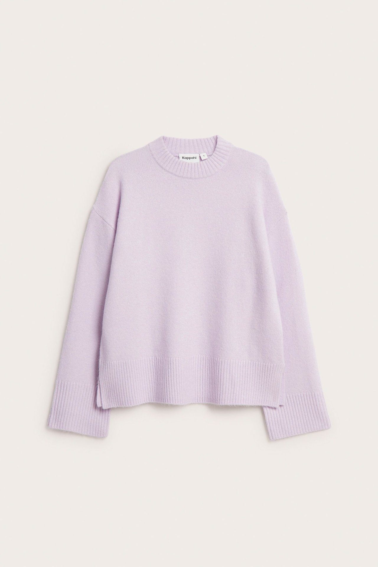 Widok z przodu jasnoliliowego dzianinowego swetra z okrągłym dekoltem i ściągaczami.