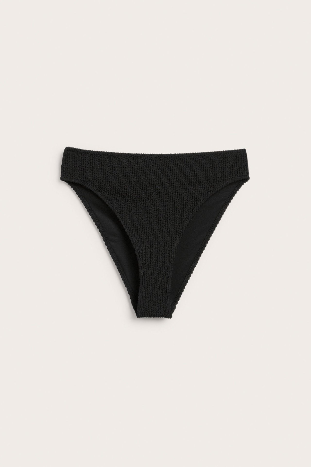 Framifrån, svart högmidjad brazilian bikinitrosa i strukturmaterial.