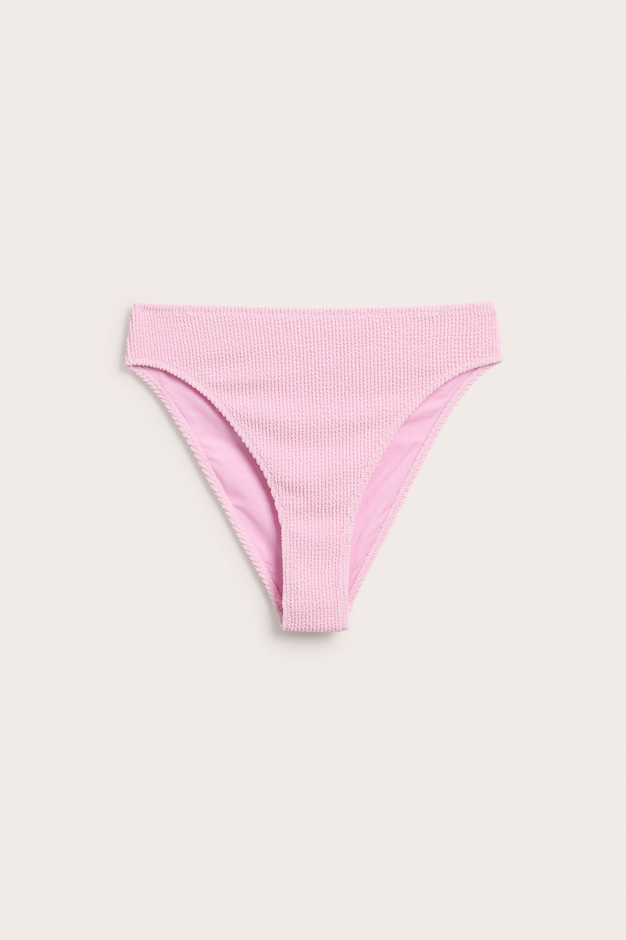 Forfra, rosa høytlivs brazilian bikinitruse i strukturert stoff.