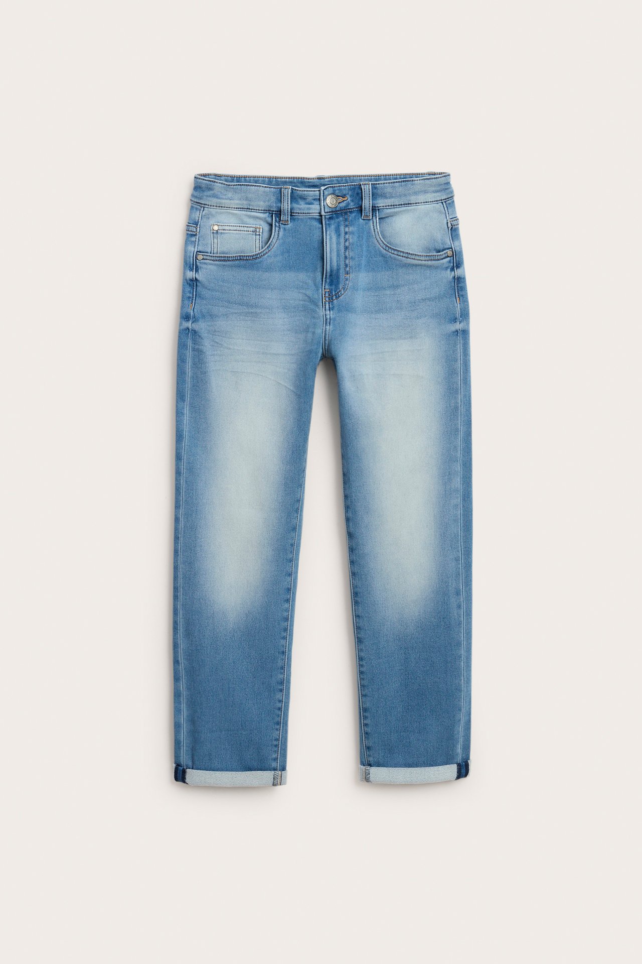 Frontvisning av barns lysblå jogger denim relaxed jeans med knapp- og glidelåslukking, oppbrettede kanter.