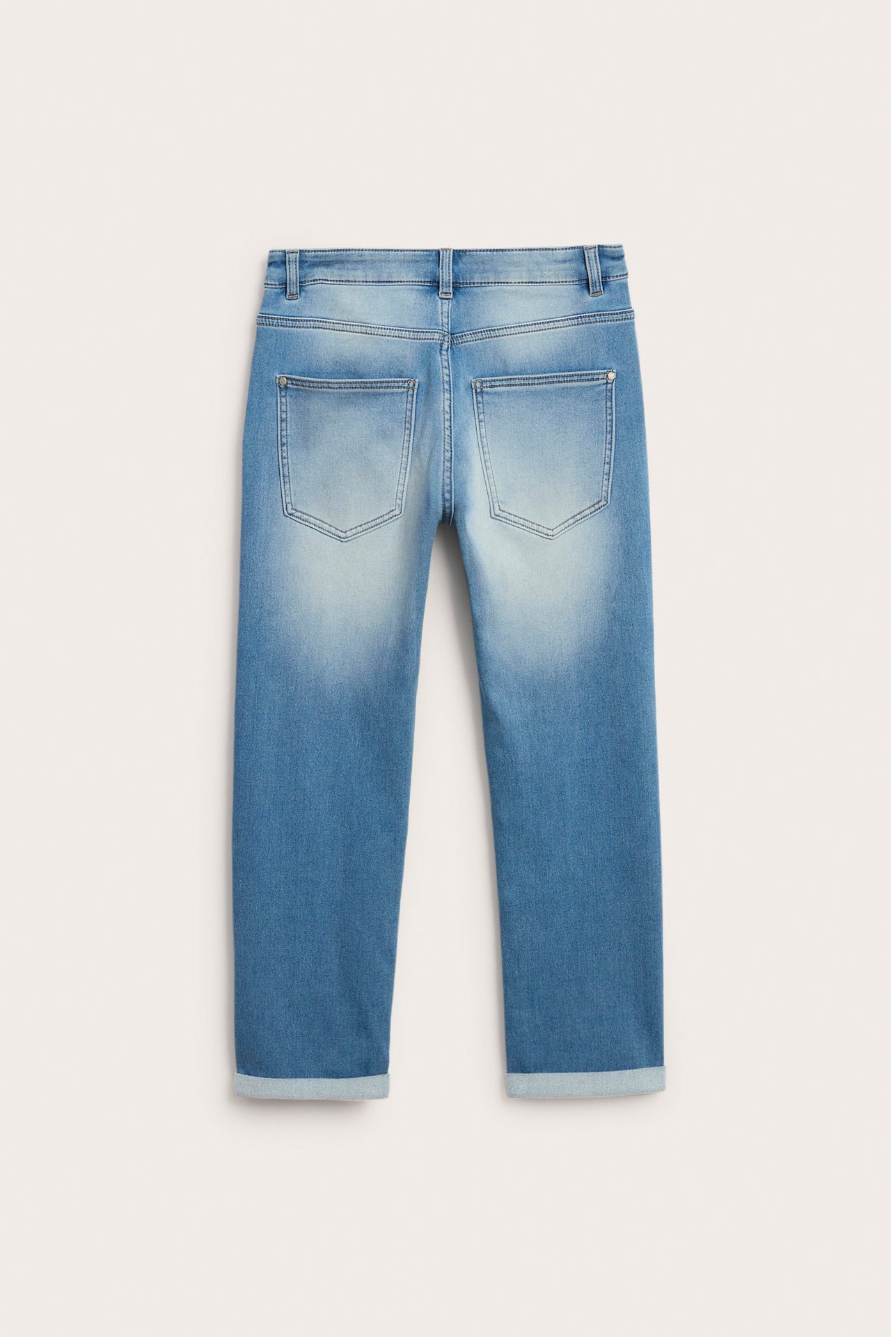Bakside av lyseblå relaxed fit jogger-jeans i denim med to baklommer og oppbrettede ben.