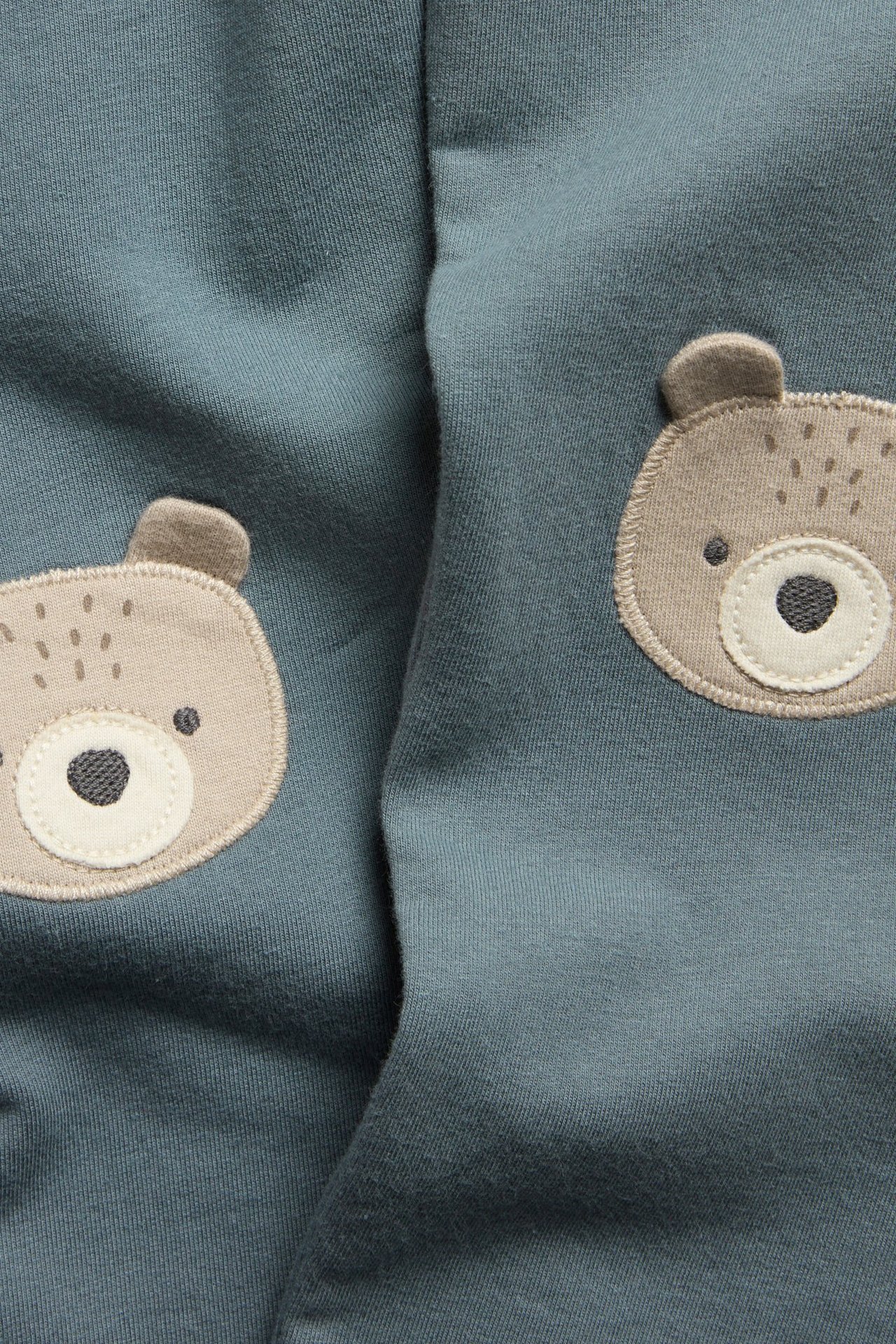 Barneleggings i lyseblå fleece med knæapplikasjoner, justerbar midje og oppskårede ben.