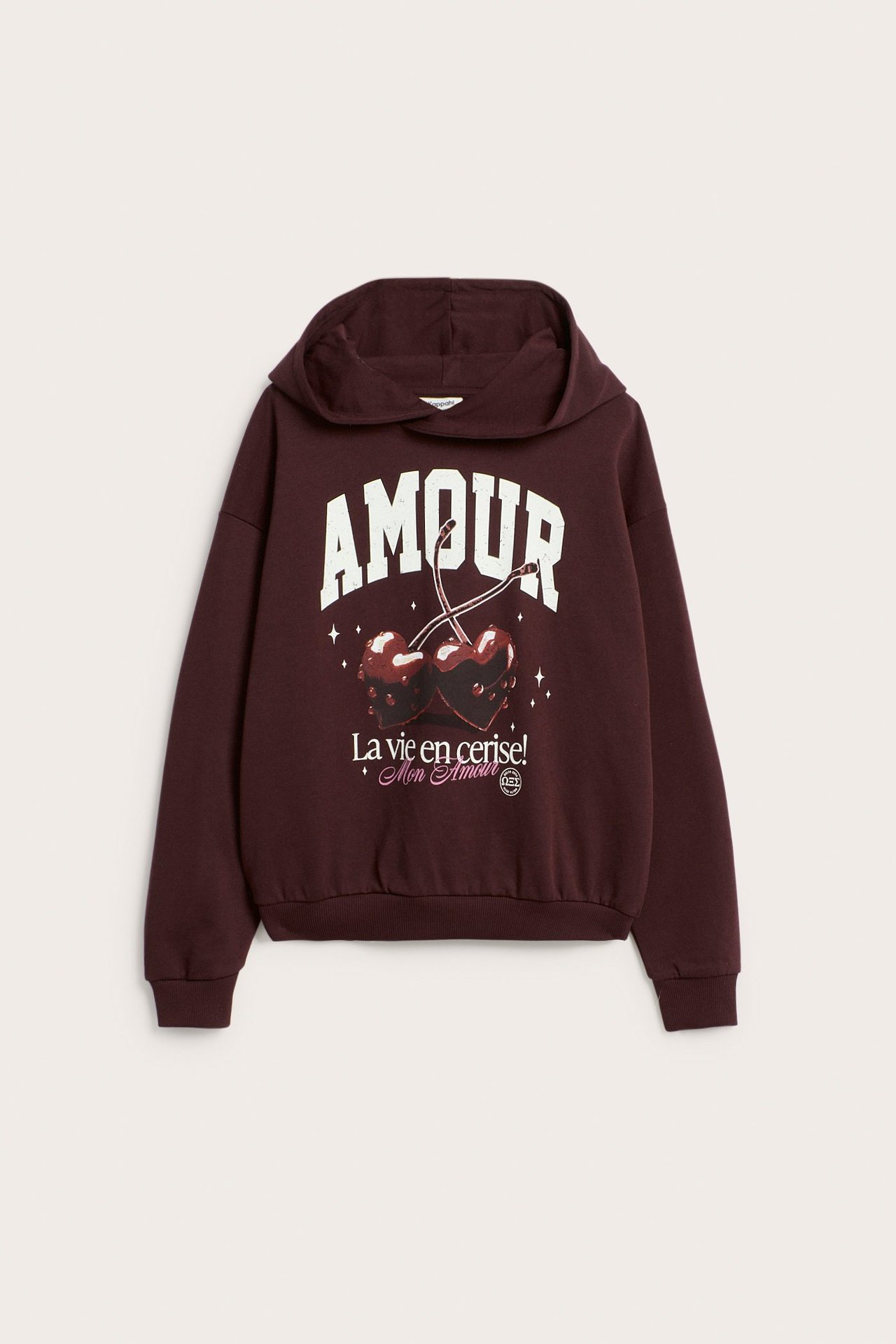 Edestäpäin, tummanpunainen puuvillainen lasten huppari valkoisella 'AMOUR'- ja kirsikkapainatuksella.
