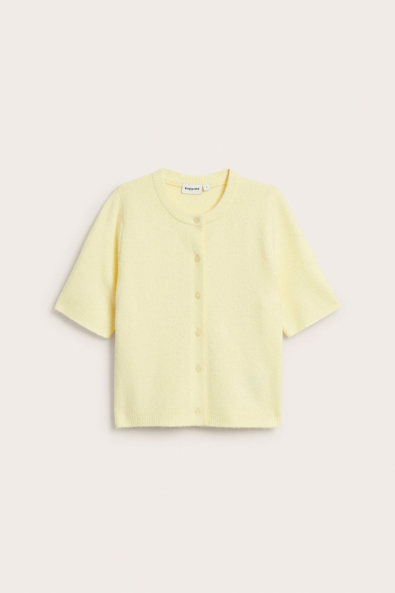 Framsida av ljusgul stickad kortärmad cardigan med rund hals och knappar fram.