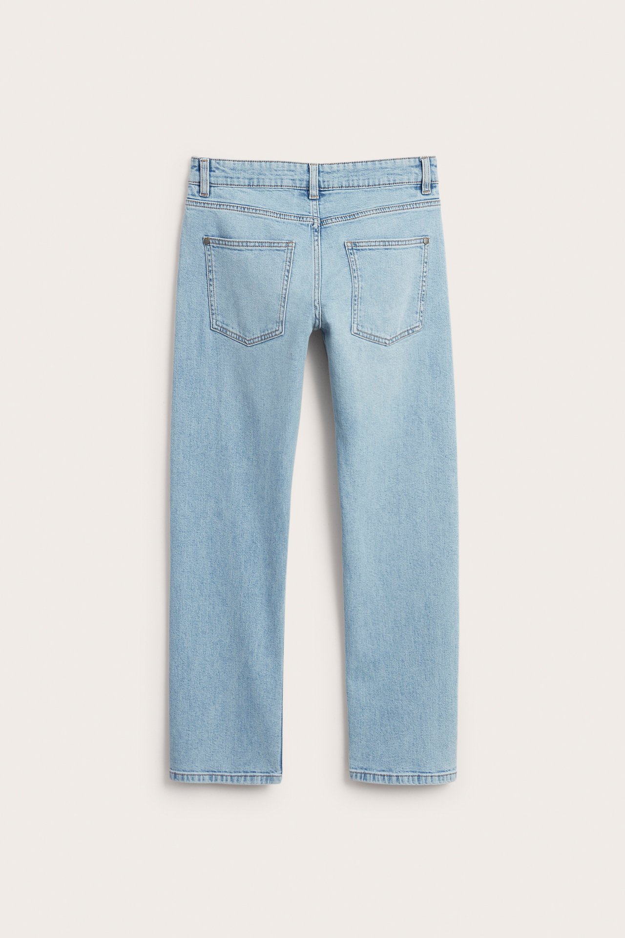 Widok z tyłu jasnych dżinsów straight mid waist z pięcioma kieszeniami.