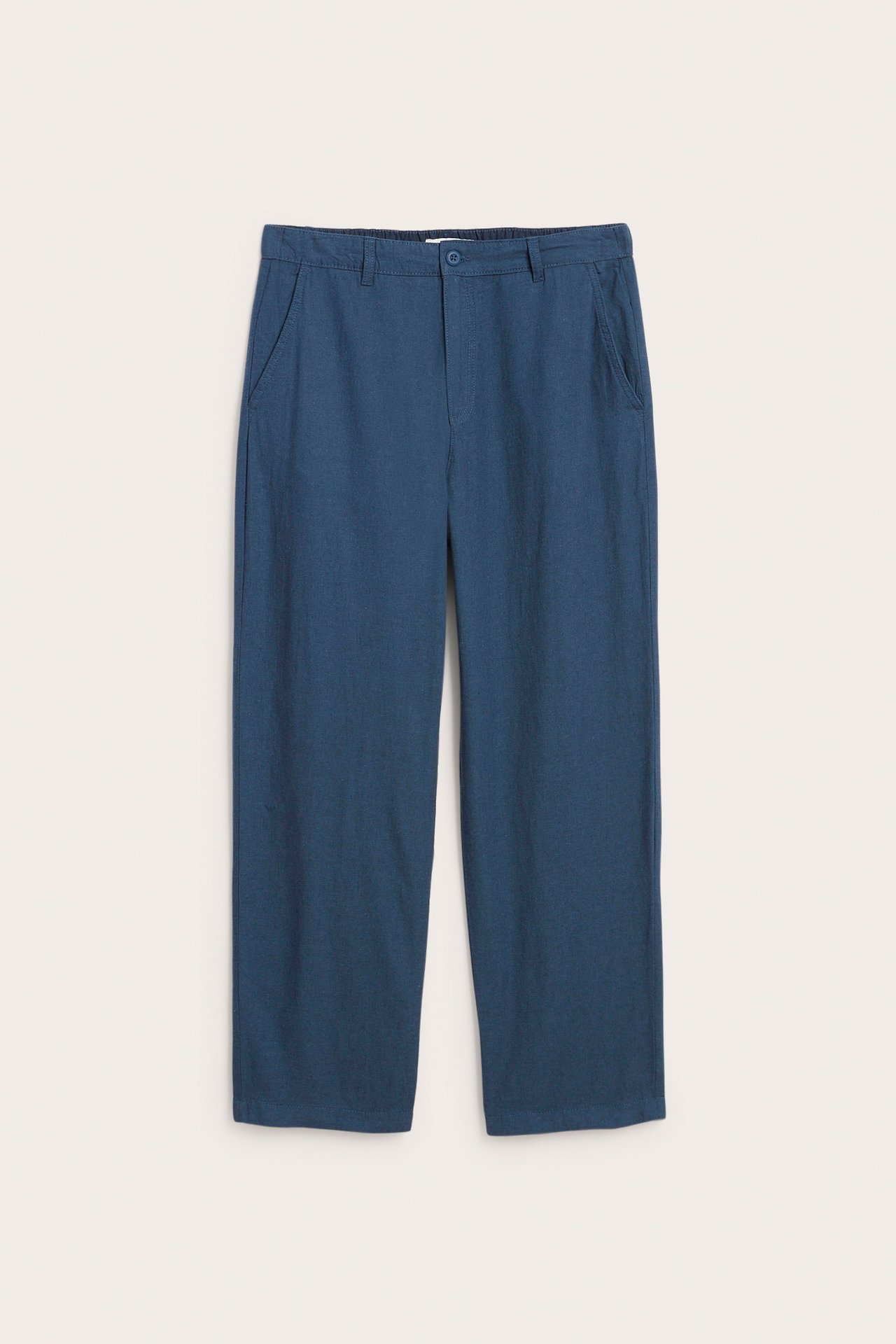 Miesten edestä kuvatut siniset regular fit -pellavasekoitehousut napilla ja sivutaskuilla.