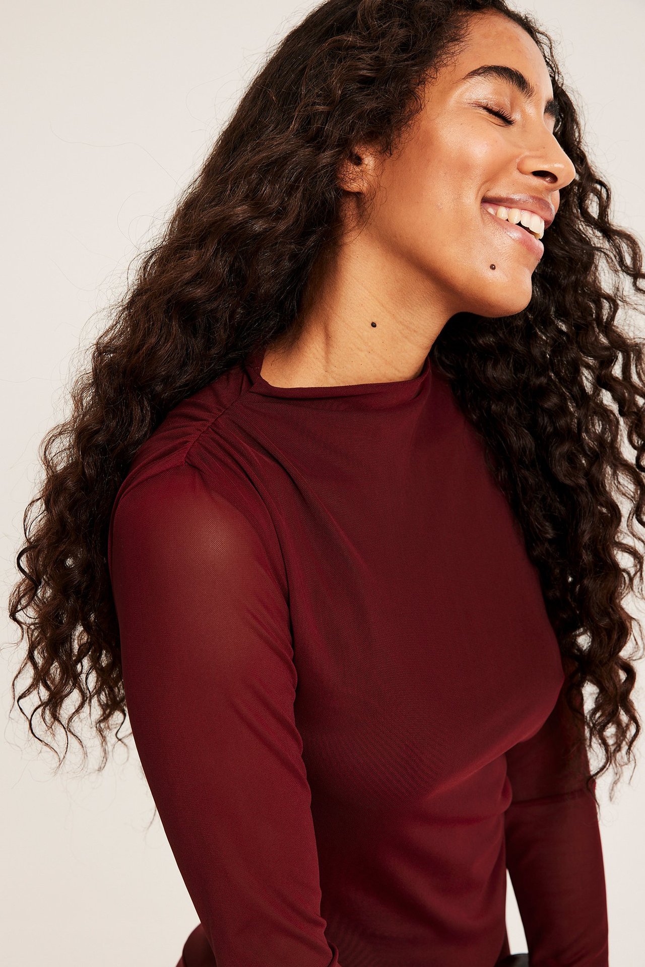 Punainen epäsymmetrinen pitkämekko polyesteristä ja elastaanista, yksivärinen, istuva malli.