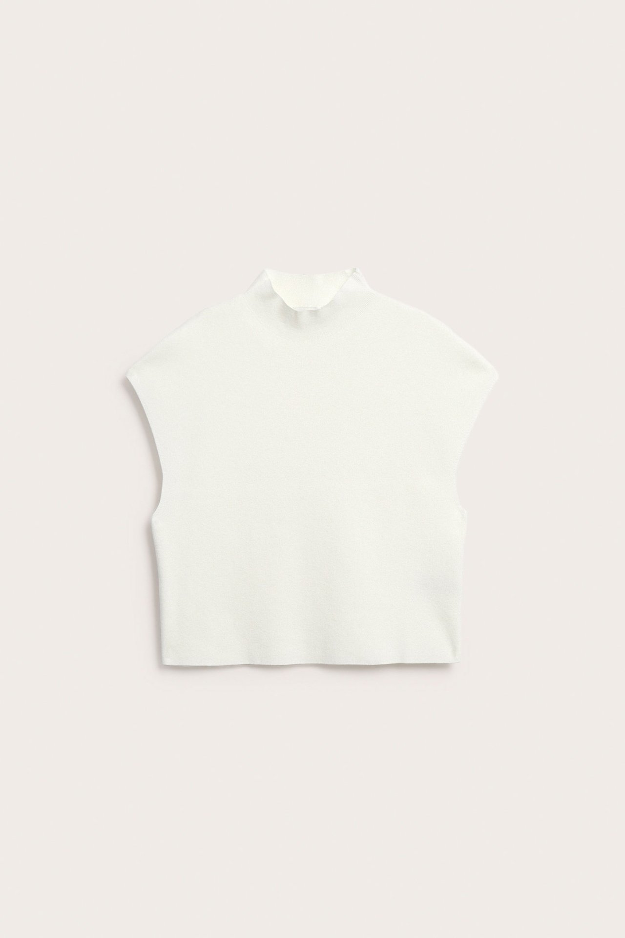 Frontbilde av en ensfarget offwhite strikket ermeløs vest med krage.