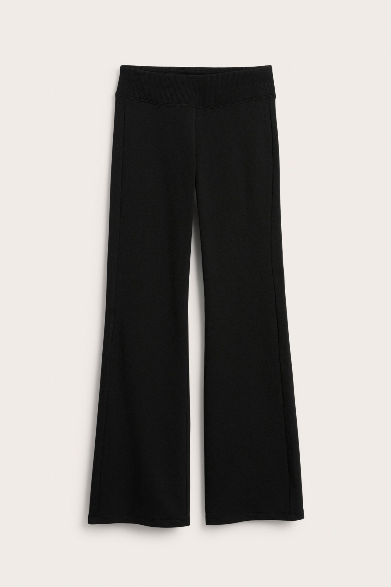 Widok z przodu czarnych legginsów flare dla dzieci z szeroką elastyczną talią.