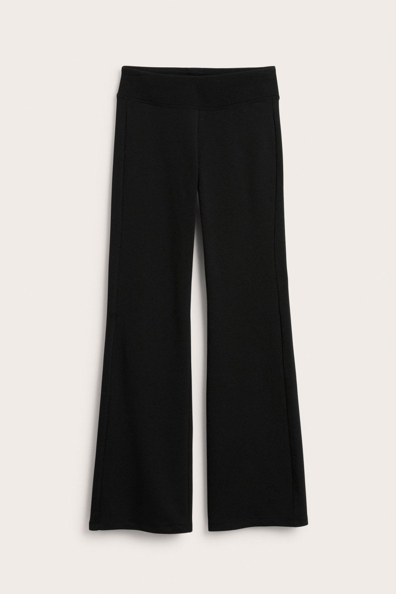 Widok z przodu czarnych legginsów flare dla dzieci z szeroką elastyczną talią.