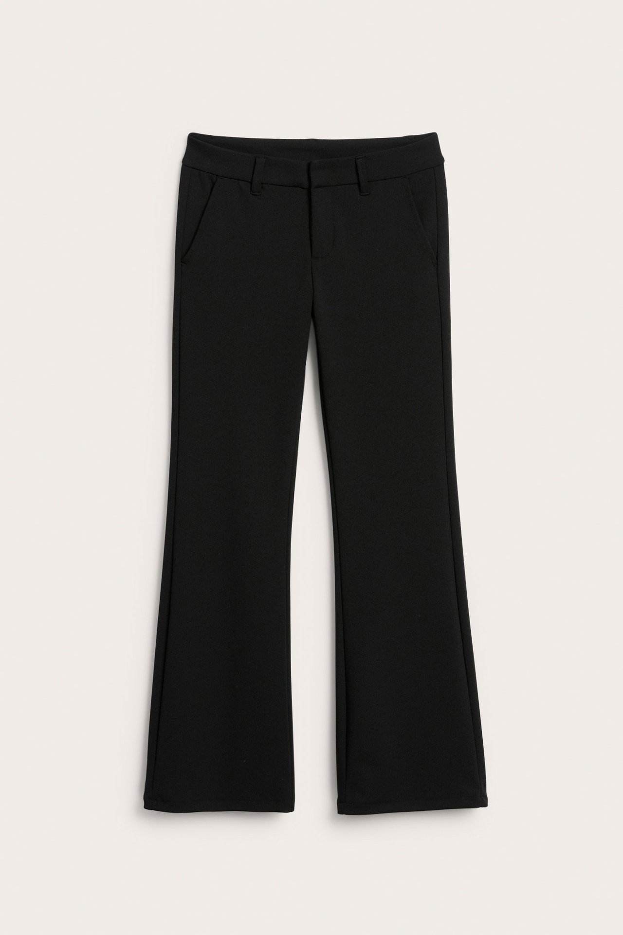 Widok z przodu czarnych, jednokolorowych dżersejowych spodni dzwonów ze szlufkami i przednimi kieszeniami.