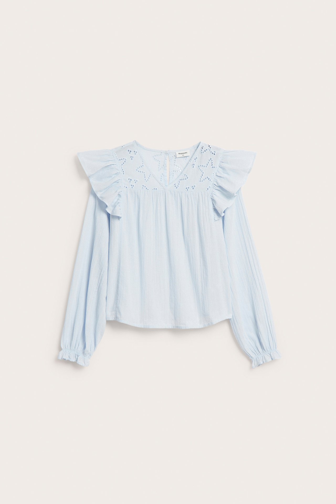 Jasnoniebieska bawełniana bluzka dziecięca z haftem w gwiazdki, falbankami na ramionach i elastycznymi mankietami.