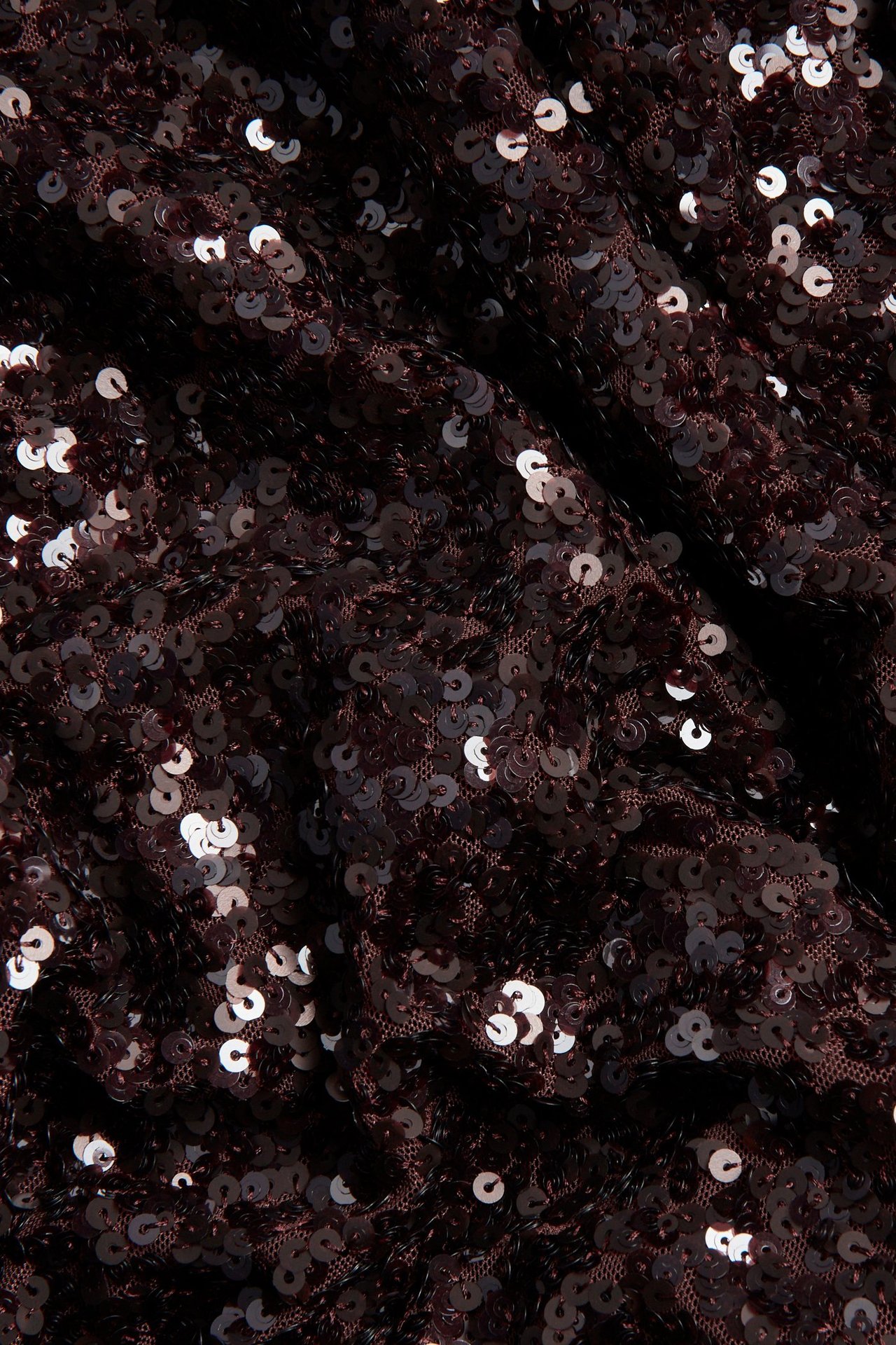 Zbliżenie na brązowy cekinowy top z brokatowym wzorem.