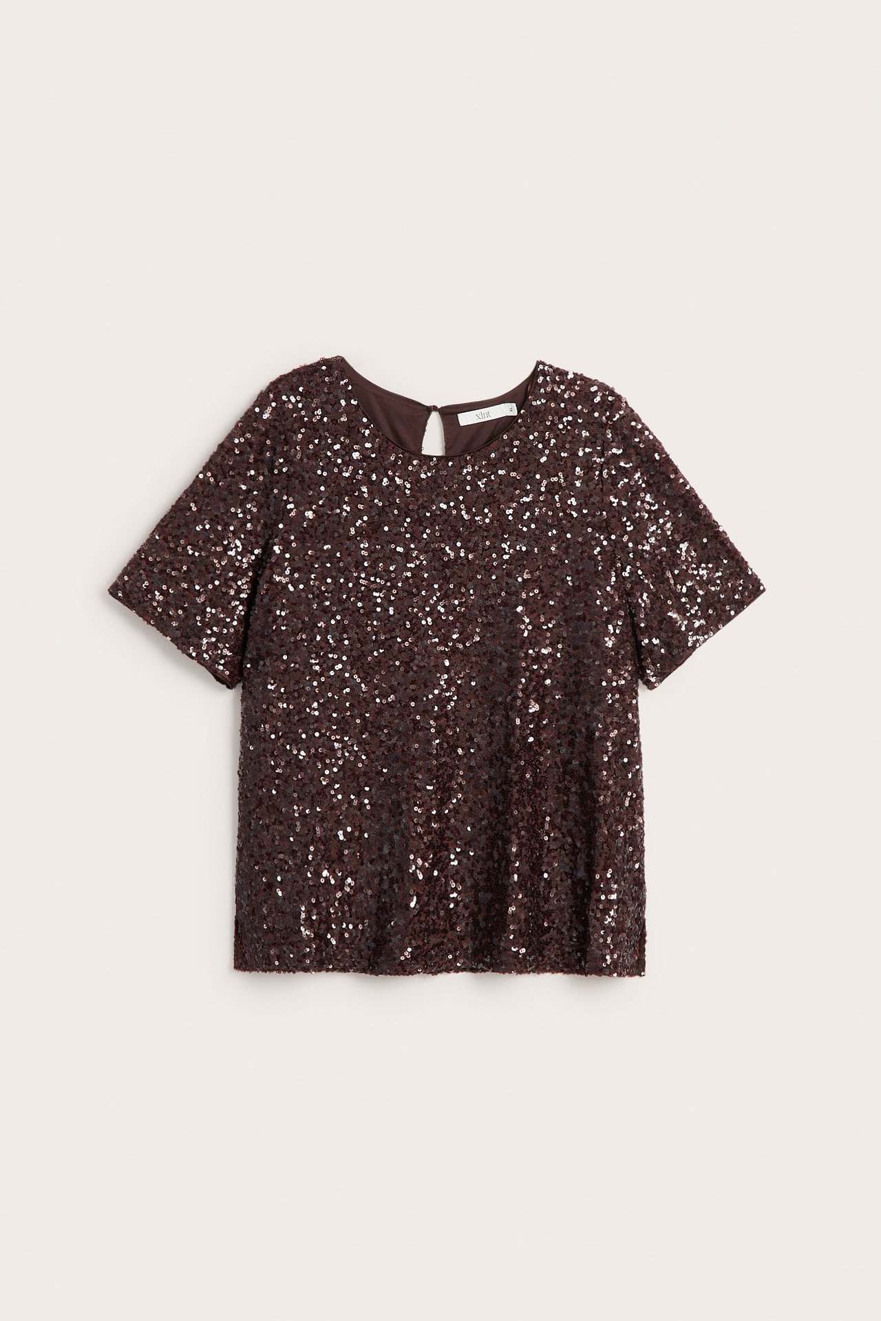 Edestäpäin kuvattu ruskea lyhythihainen paljettitoppi, jossa pyöreä kaula-aukko ja avoin selkä.