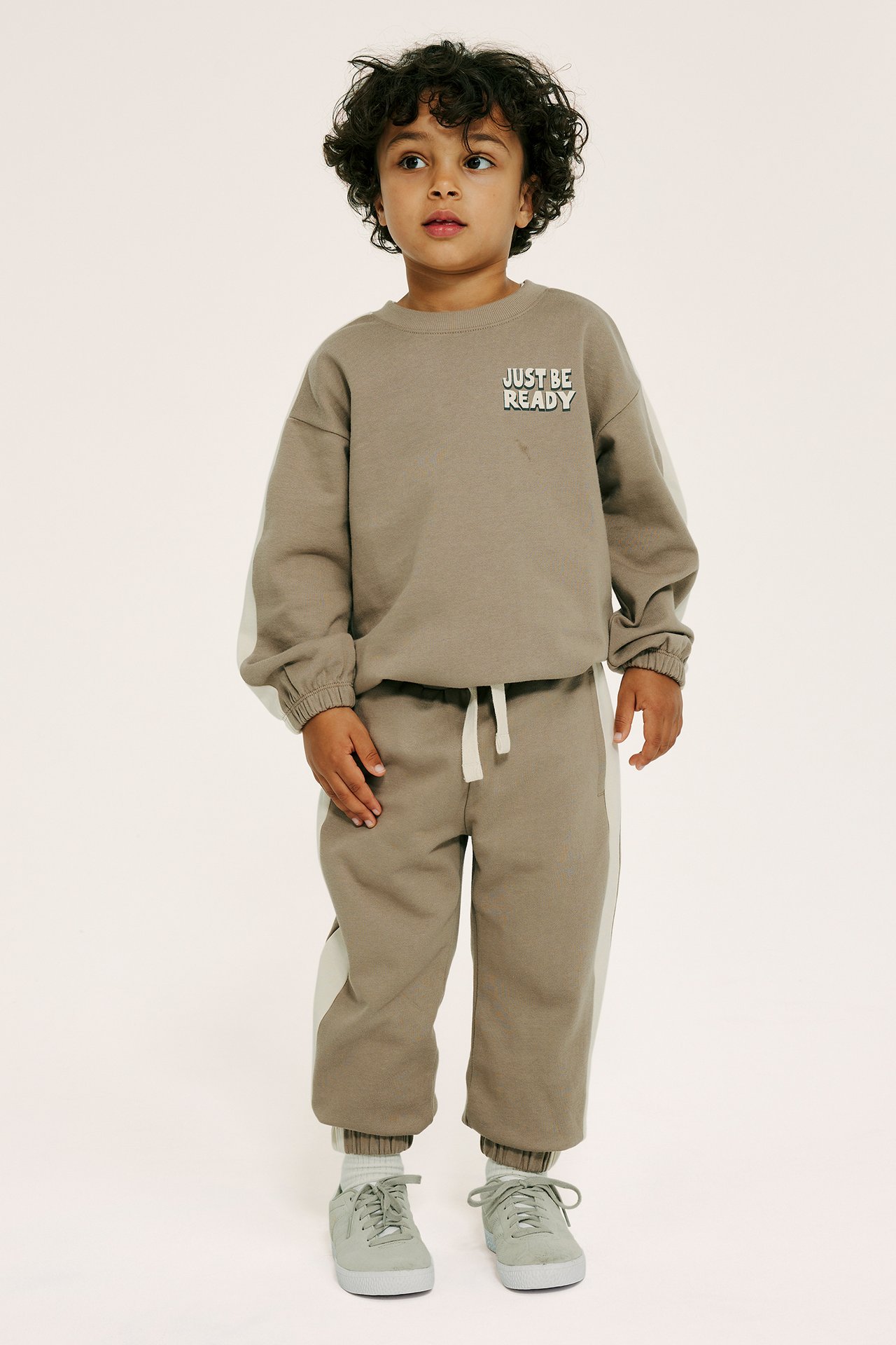 Collegepaita koristeraidoilla