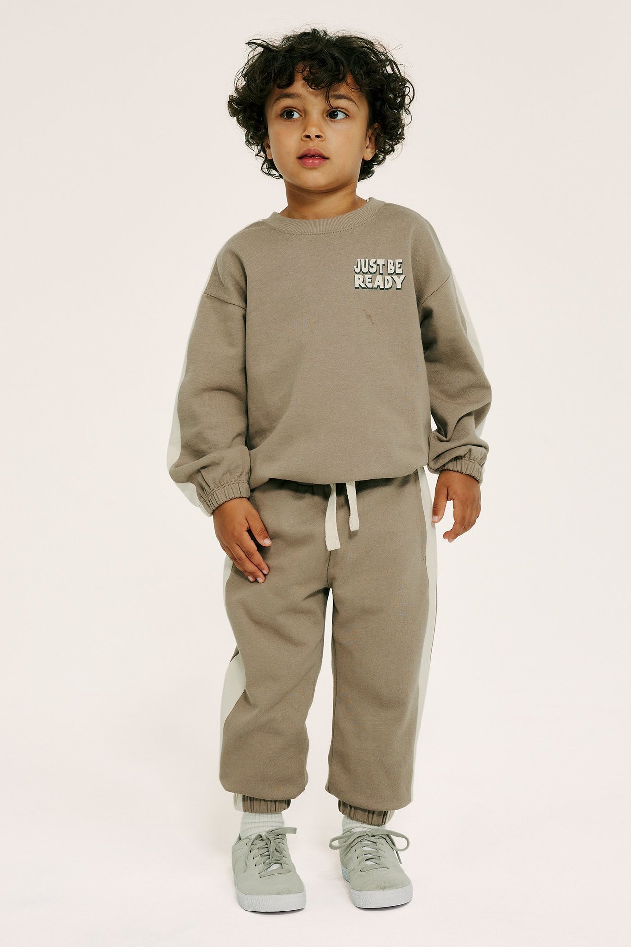 Collegepaita koristeraidoilla