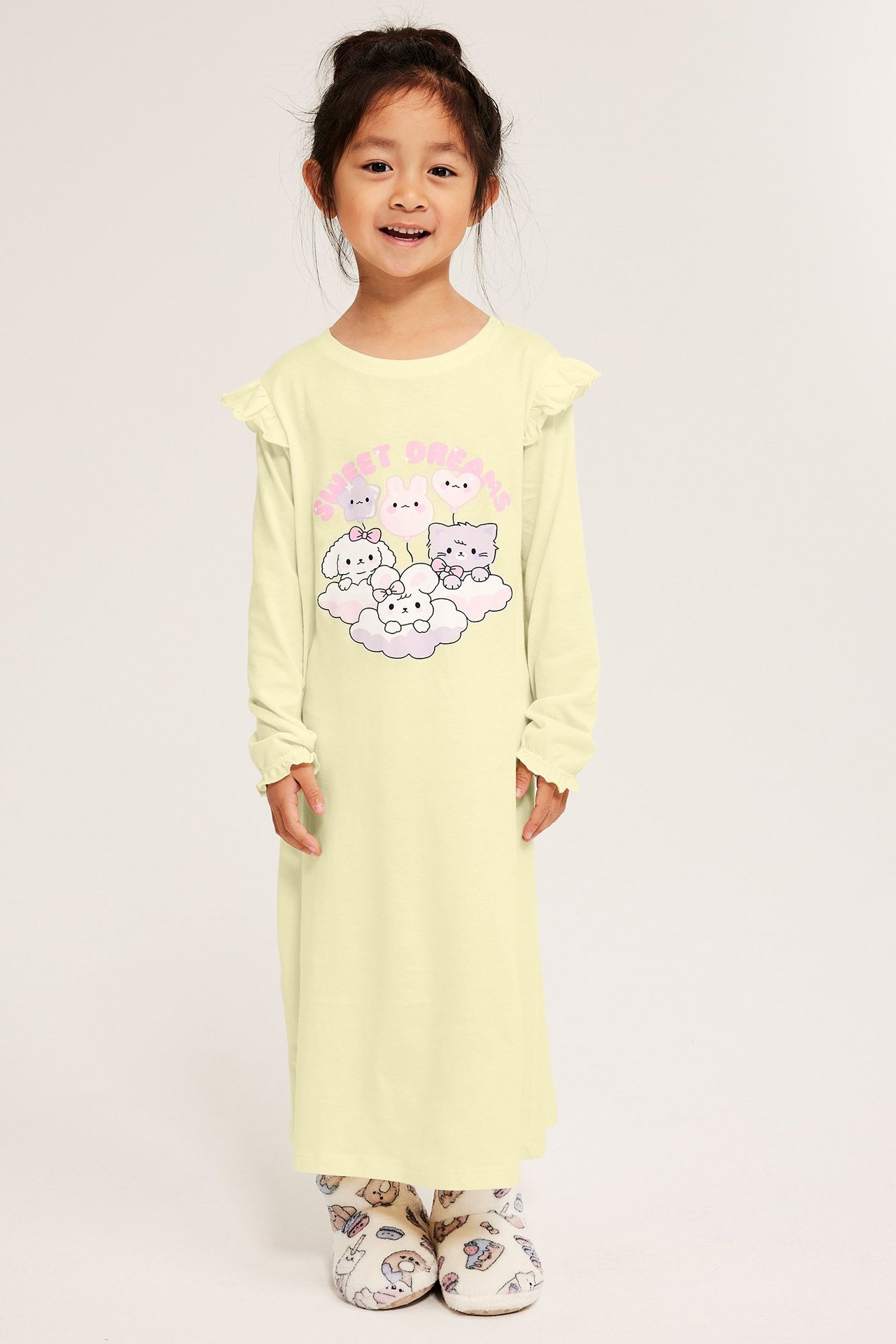 Pitkähihainen yöpaita, jossa on röyhelöreuna