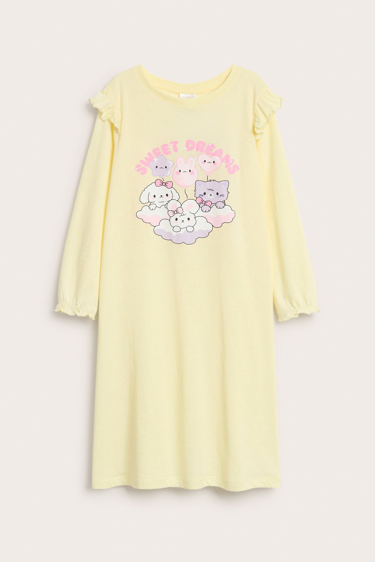 Frontvy av ett gult långärmat nattlinne i bomull för barn med volangkant och djurtryck.