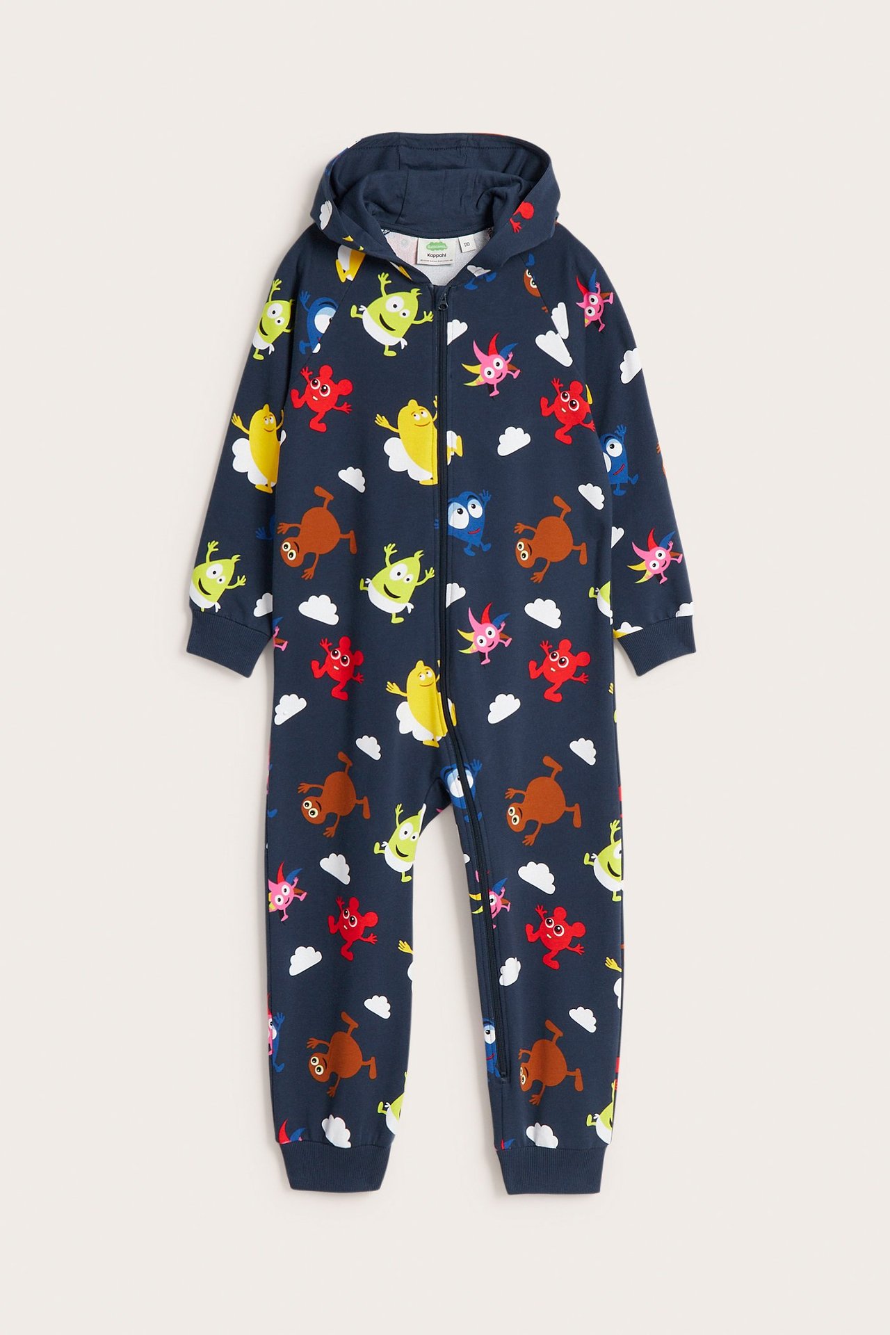 Edestä, tummansininen vauvan huppuhaalari Babblarna-hahmoilla, valkoisilla pilvillä, etuvetoketjulla ja ribatuilla reunoilla.