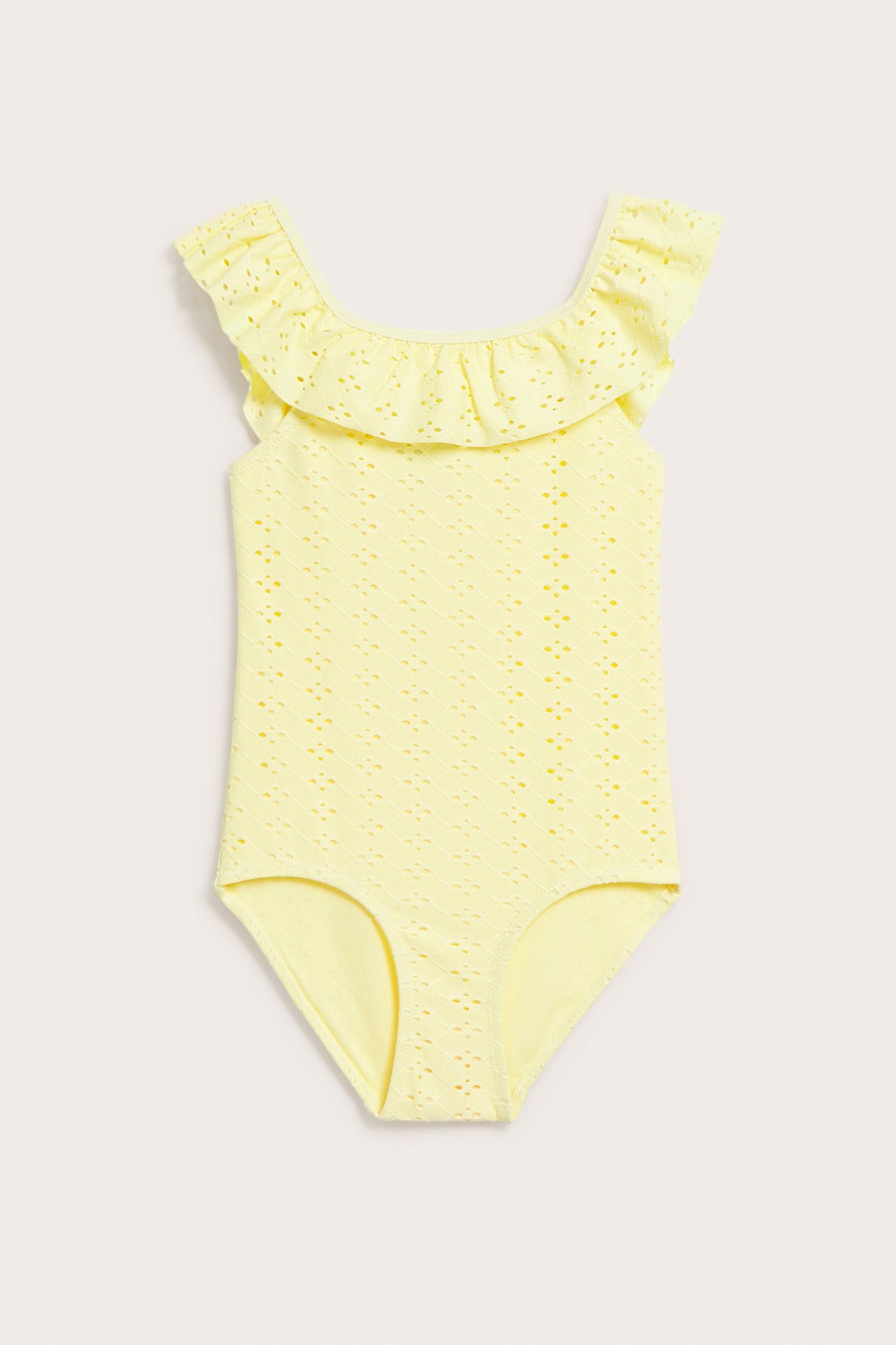 Edestäpäin, keltainen lasten uimapuku röyhelöolkaimilla ja pitsikuviolla.