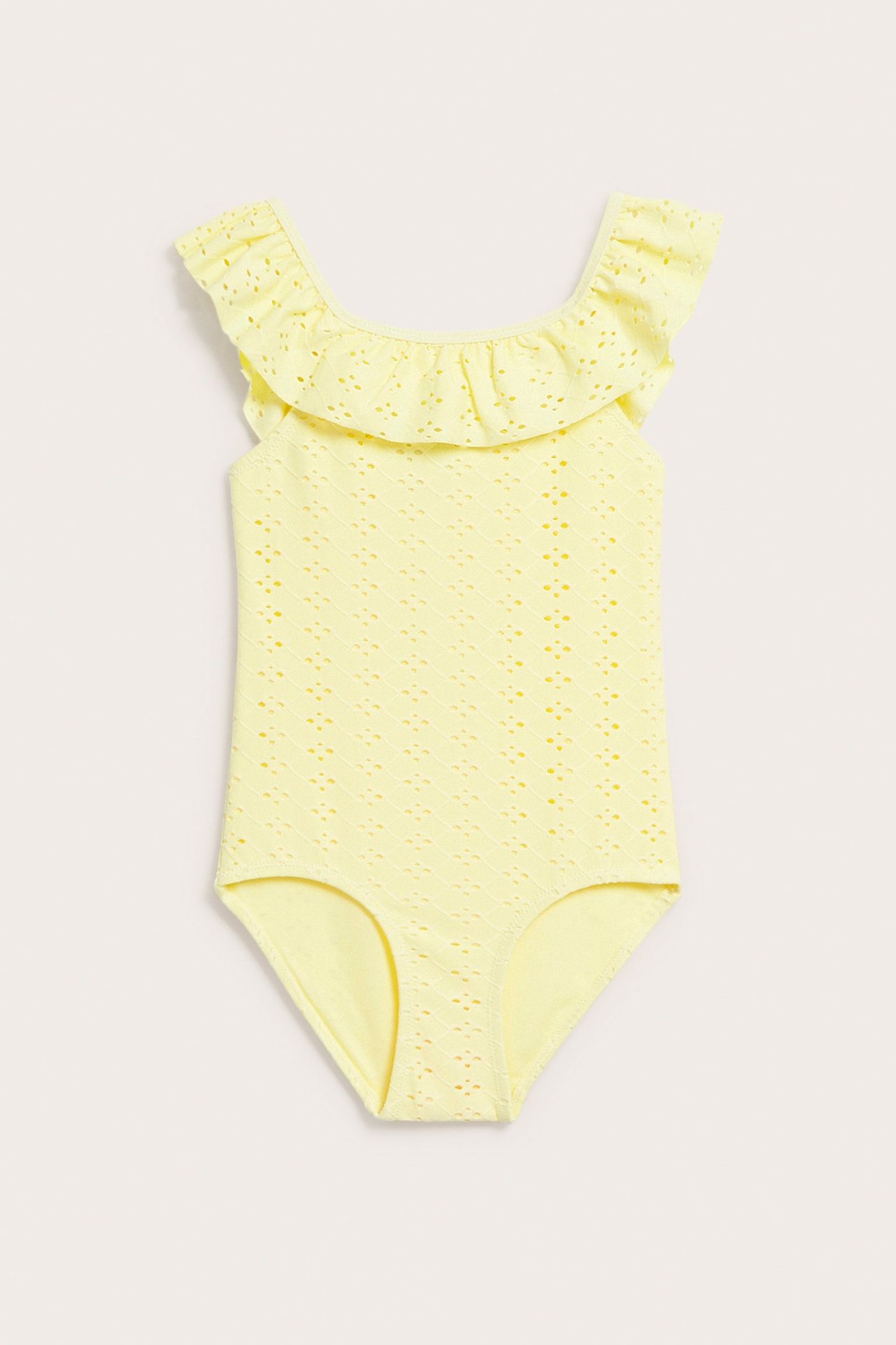 Edestäpäin, keltainen lasten uimapuku röyhelöolkaimilla ja pitsikuviolla.