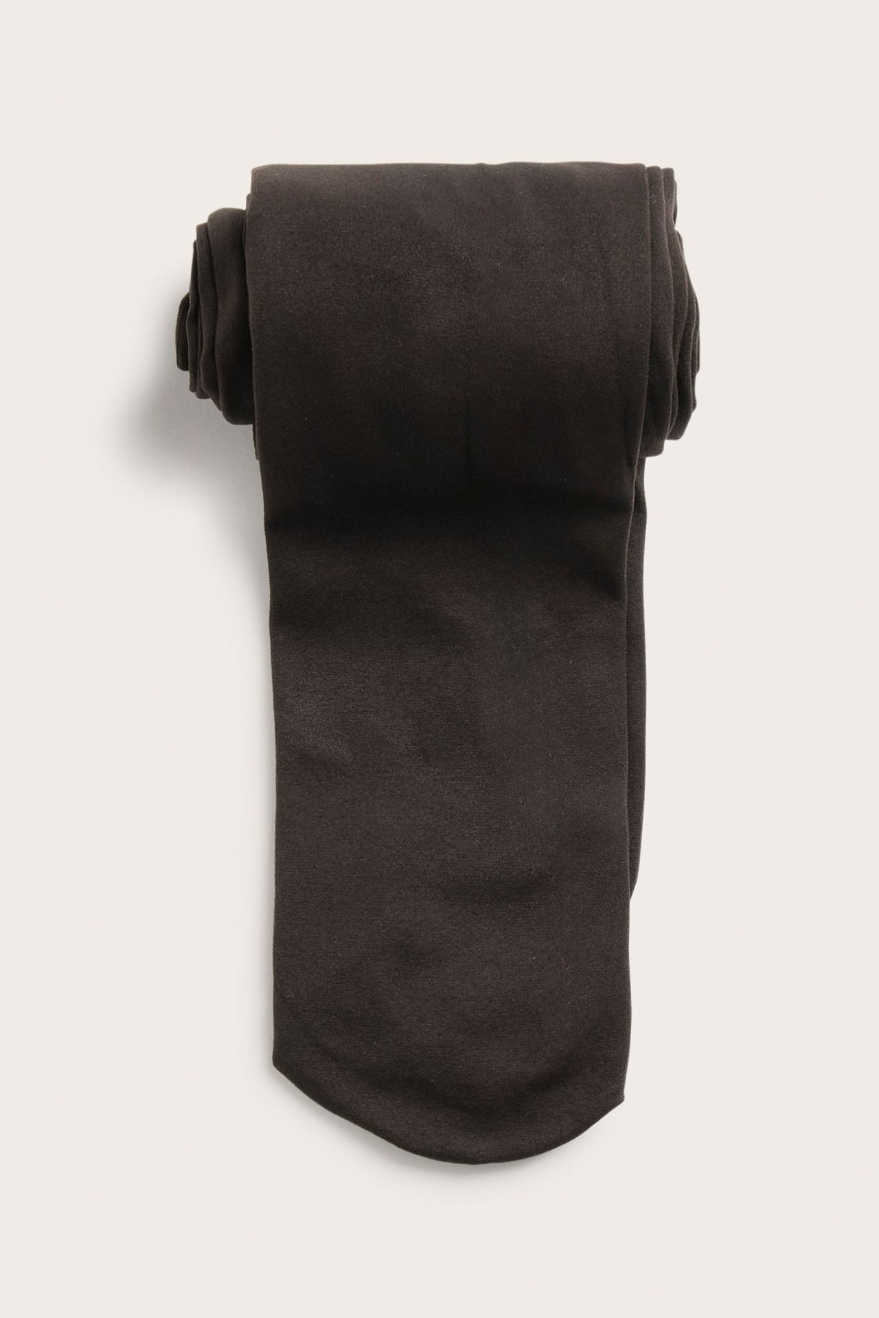 Frontvisning av brettede mørkebrune 40 denier strømpebukser i polyamid og elastan.