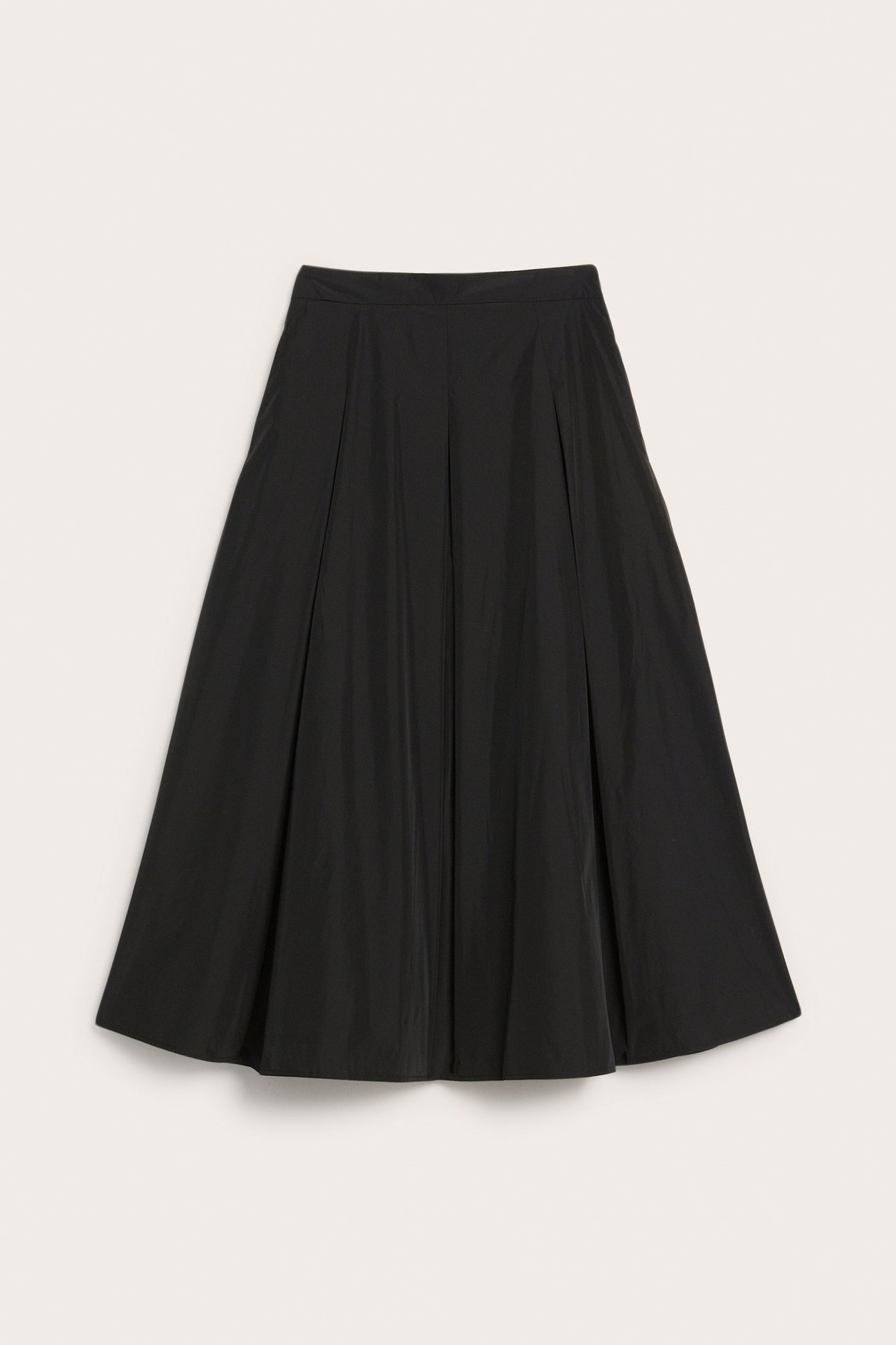 Forfra, et svart plissert midiskjørt med A-linjeform.