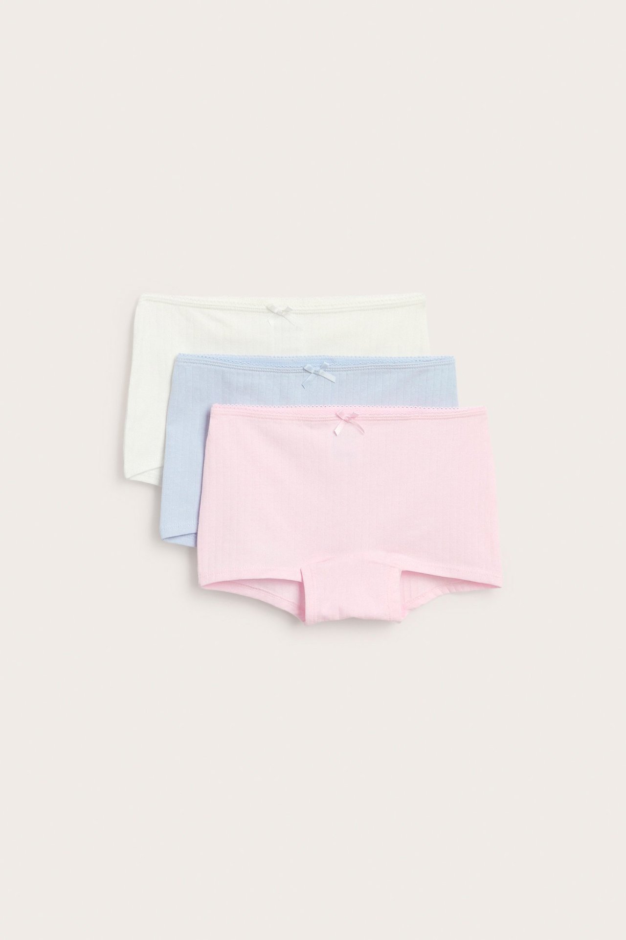Rosa, lyseblå og hvite rillede boxershorts til barn i bomull, med picot-kanter og små sløyfer foran.