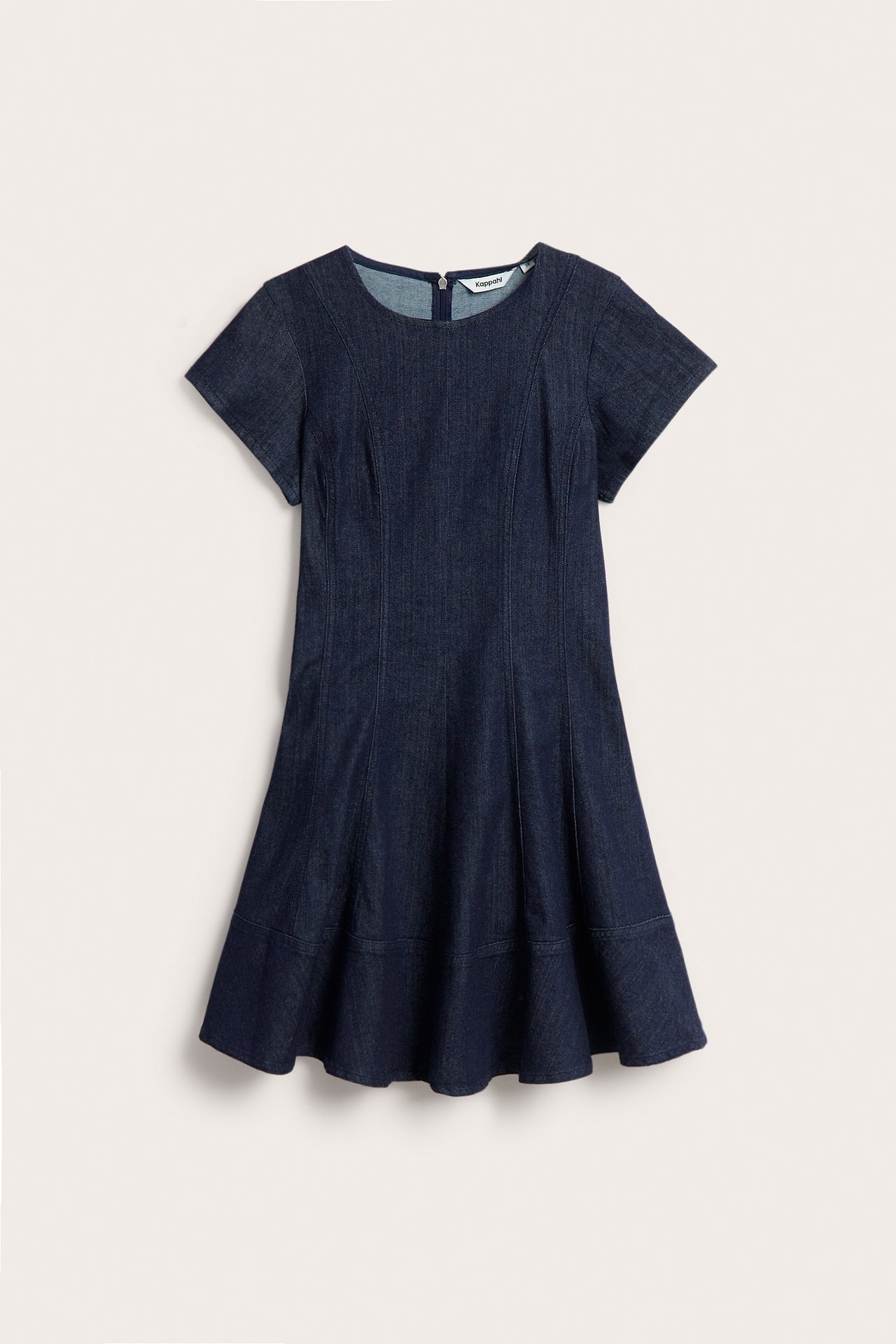 Edestä, tummansininen A-linjainen denimmekko lyhyillä hihoilla, saumoilla ja vetoketjulla.