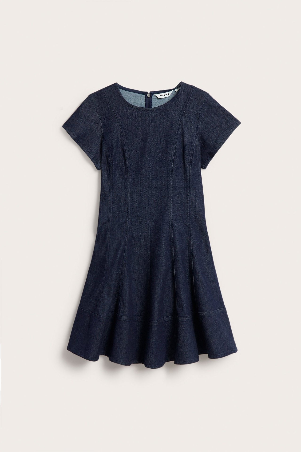 Edestä, tummansininen A-linjainen denimmekko lyhyillä hihoilla, saumoilla ja vetoketjulla.