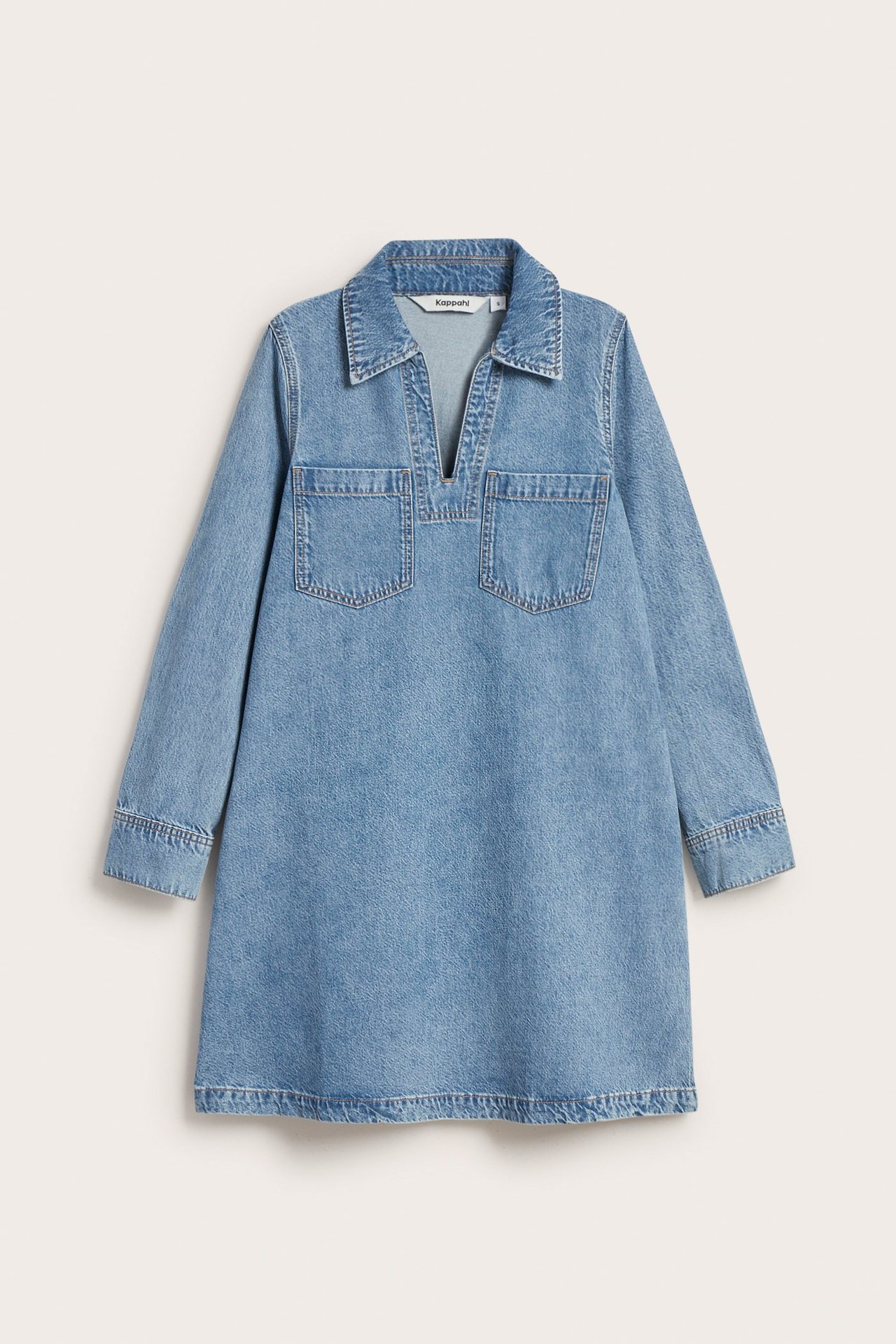 Widok z przodu na jasnoniebieską sukienkę dżinsową z kołnierzykiem, dekoltem V i dwiema naszywanymi kieszeniami.