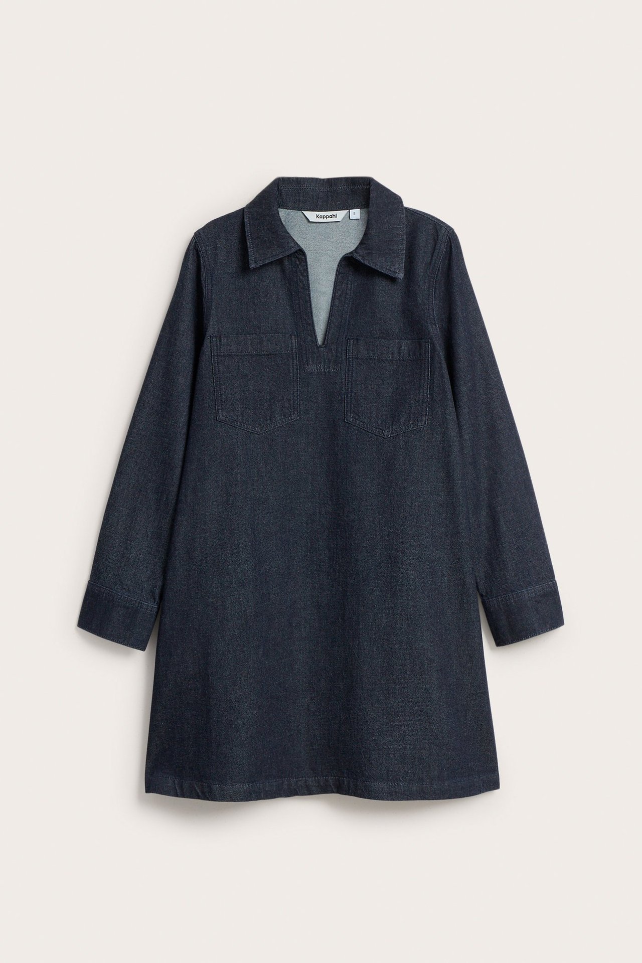 Edestä näkymä tummansinisestä farkkumekosta, jossa kaulus, V-aukko, pitkät hihat ja kaksi rintataskua.