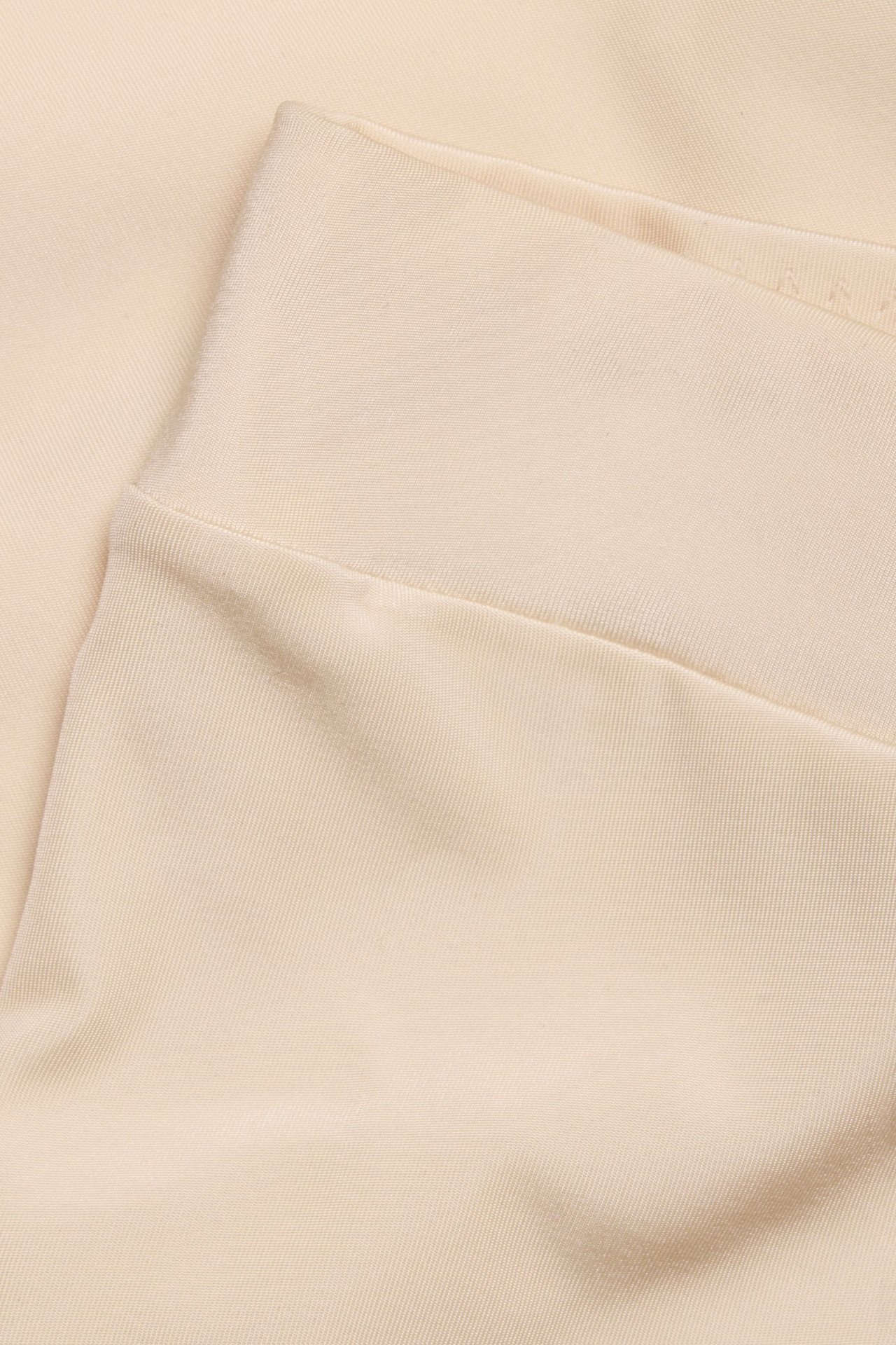 Zbliżenie jasnoróżowych szortów modelujących z miękkiej, elastycznej mikrofibry z szerokim pasem.