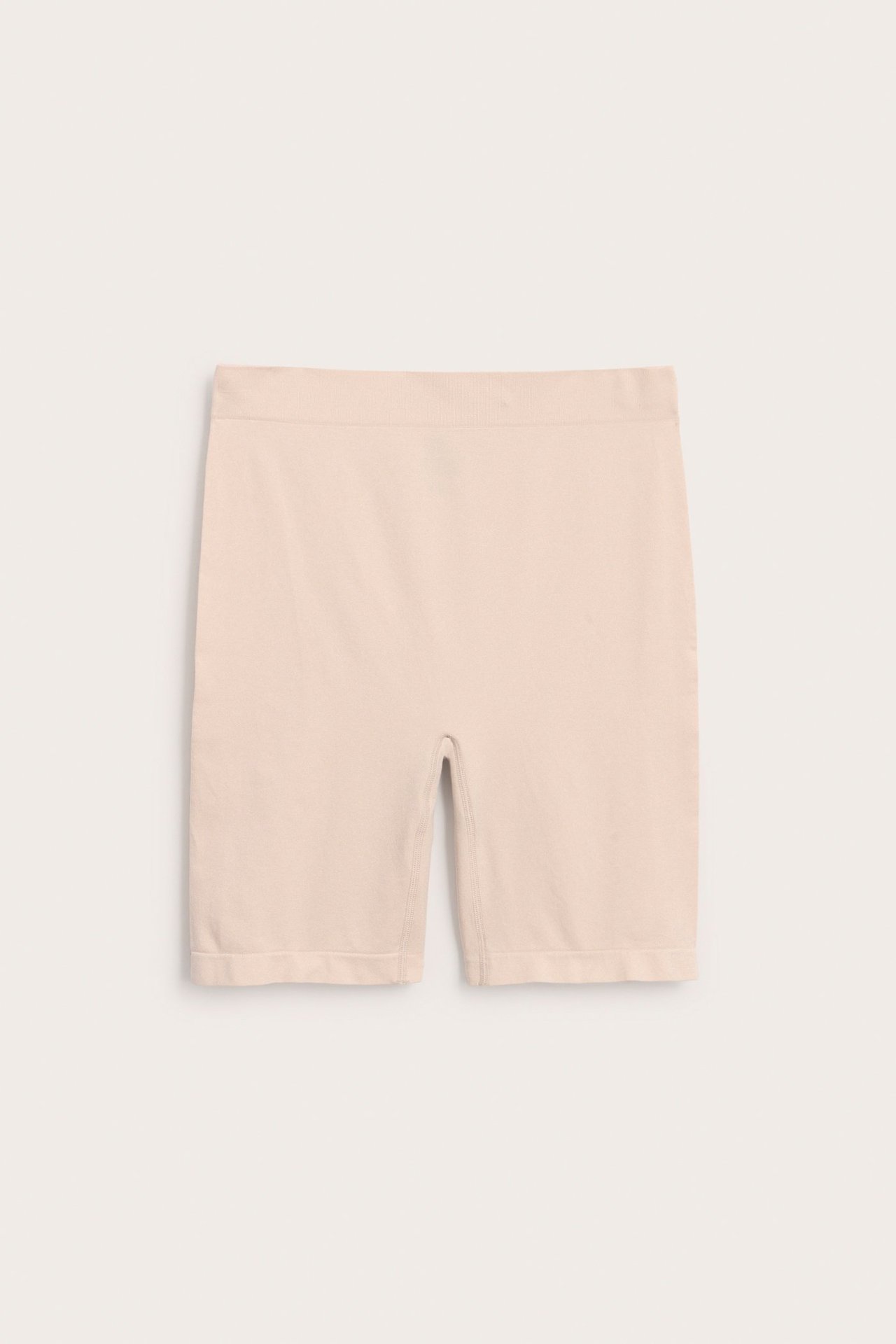 Edestä vaaleanpunaiset saumattomat shortsit polyamidisekoitteesta.