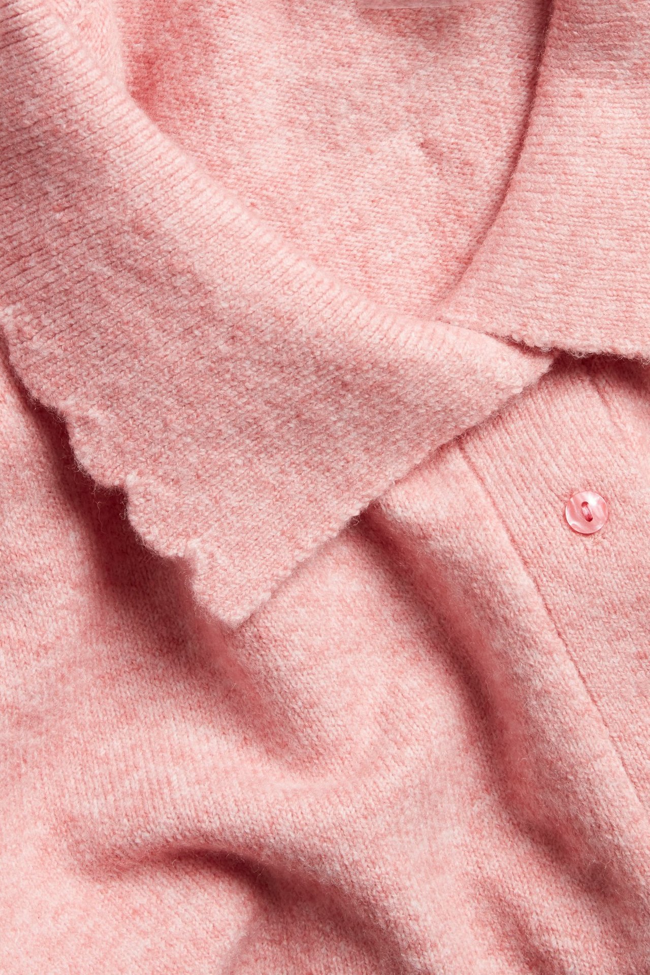 Widok z przodu: różowy melanżowy sweter z delikatnej dzianiny z falowanym kołnierzem i guzikiem.
