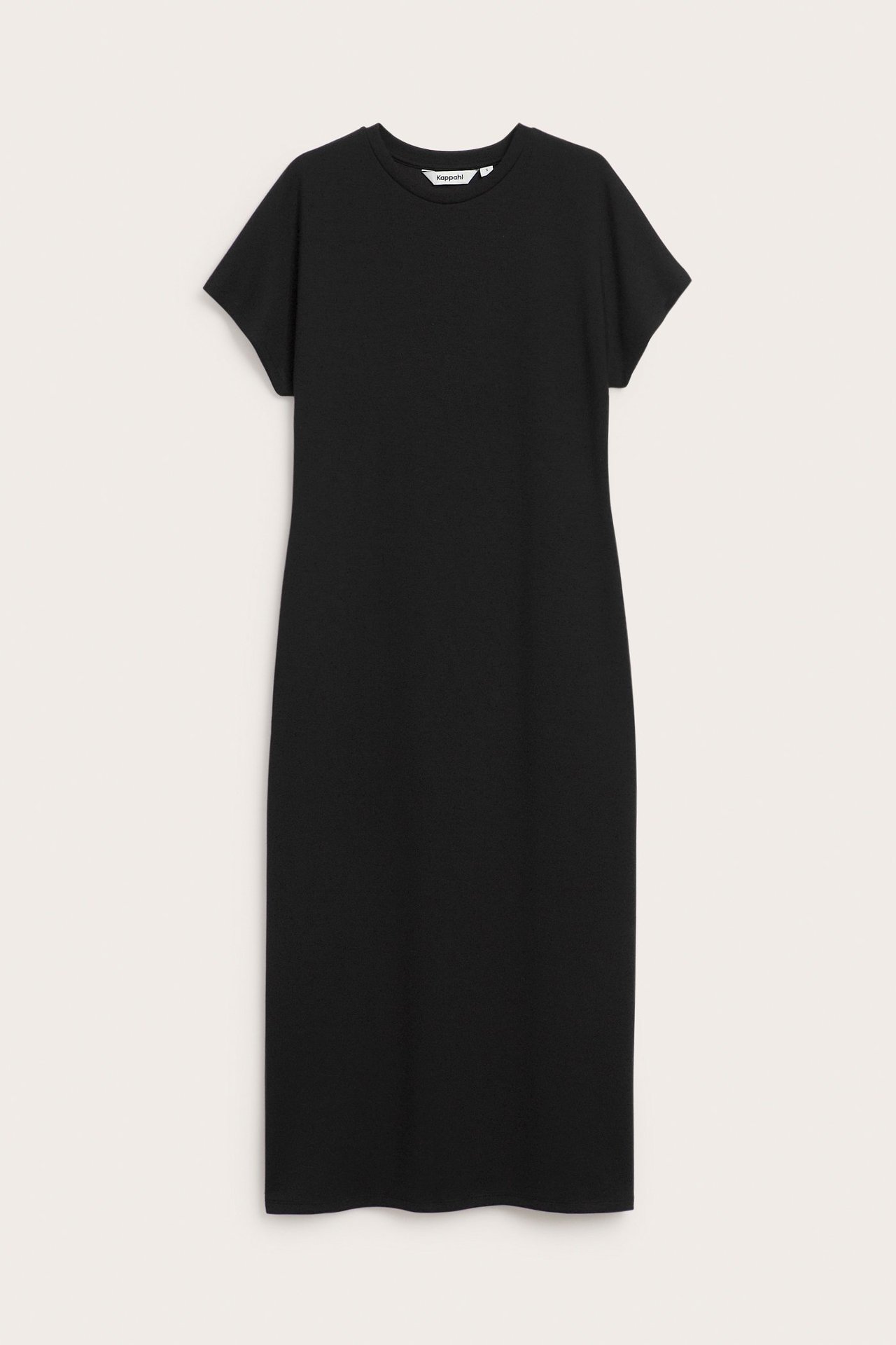 Widok z przodu prostej czarnej sukienki midi z krótkimi rękawami i okrągłym dekoltem.