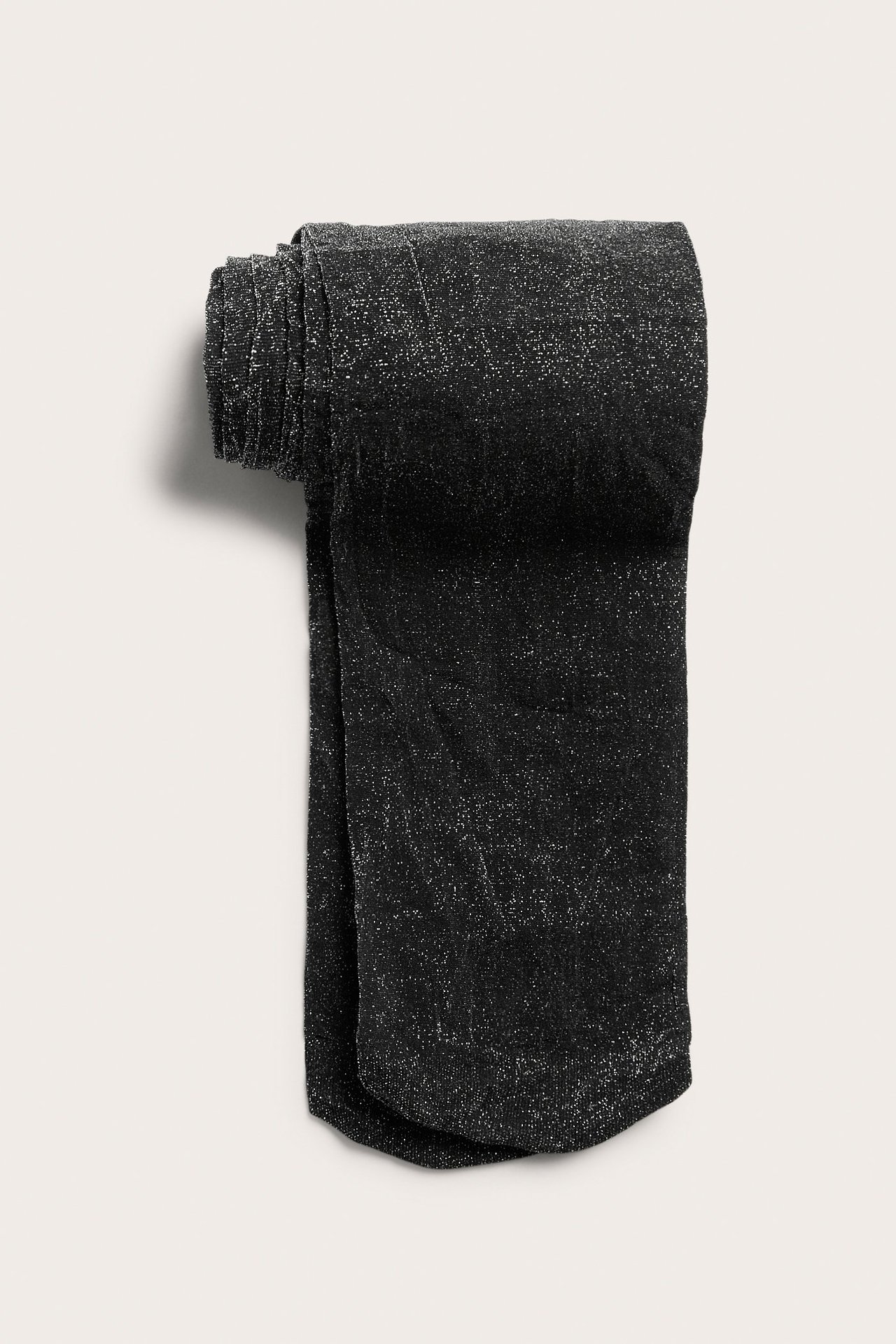 Czarne rajstopy z brokatem 30 den, srebrny lurex, przód, elastyczny materiał.