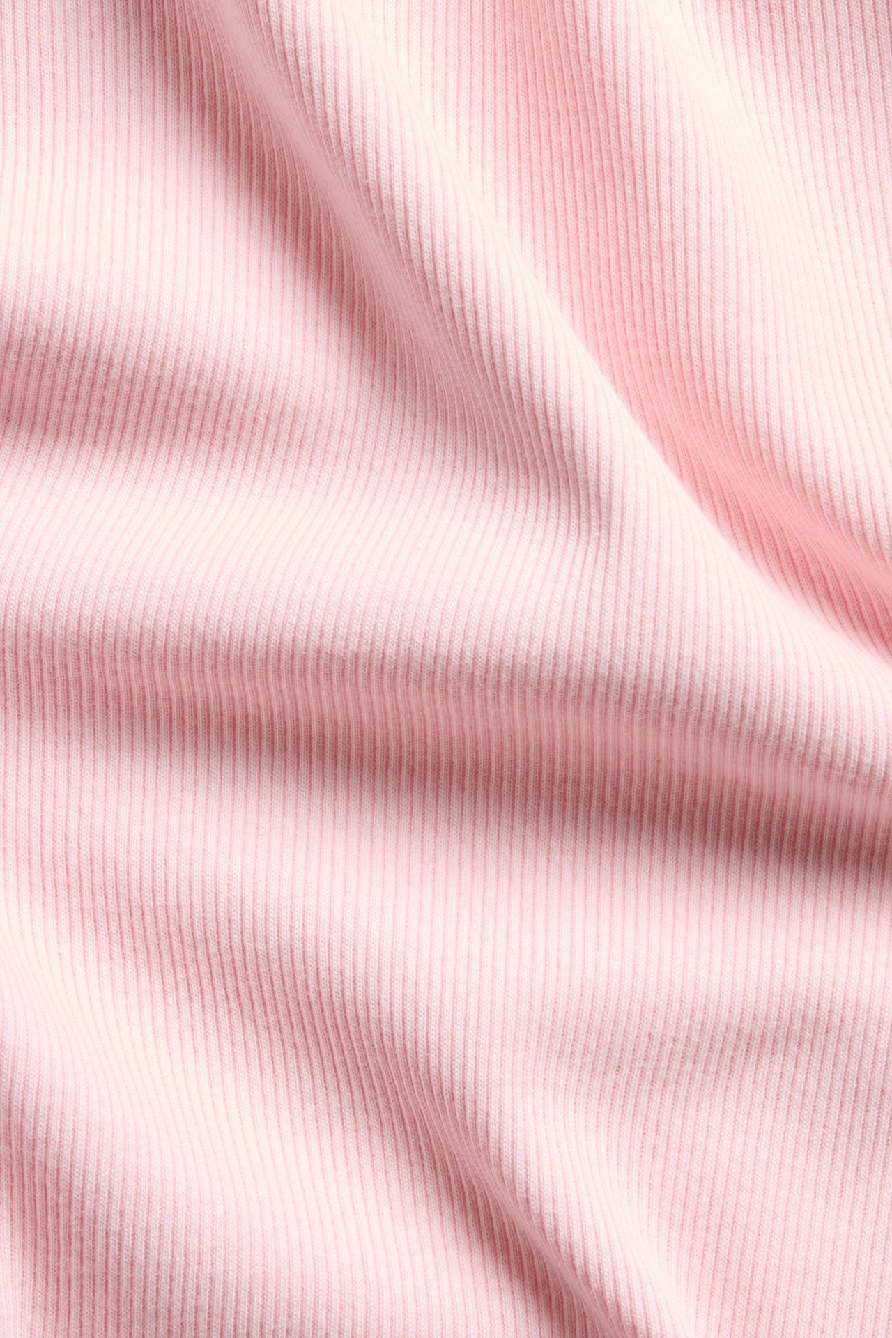 Lähikuva vaaleanpunaisesta ribbineuloksesta, joka näyttää sen selkeän pystysuuntaisen kuvion.