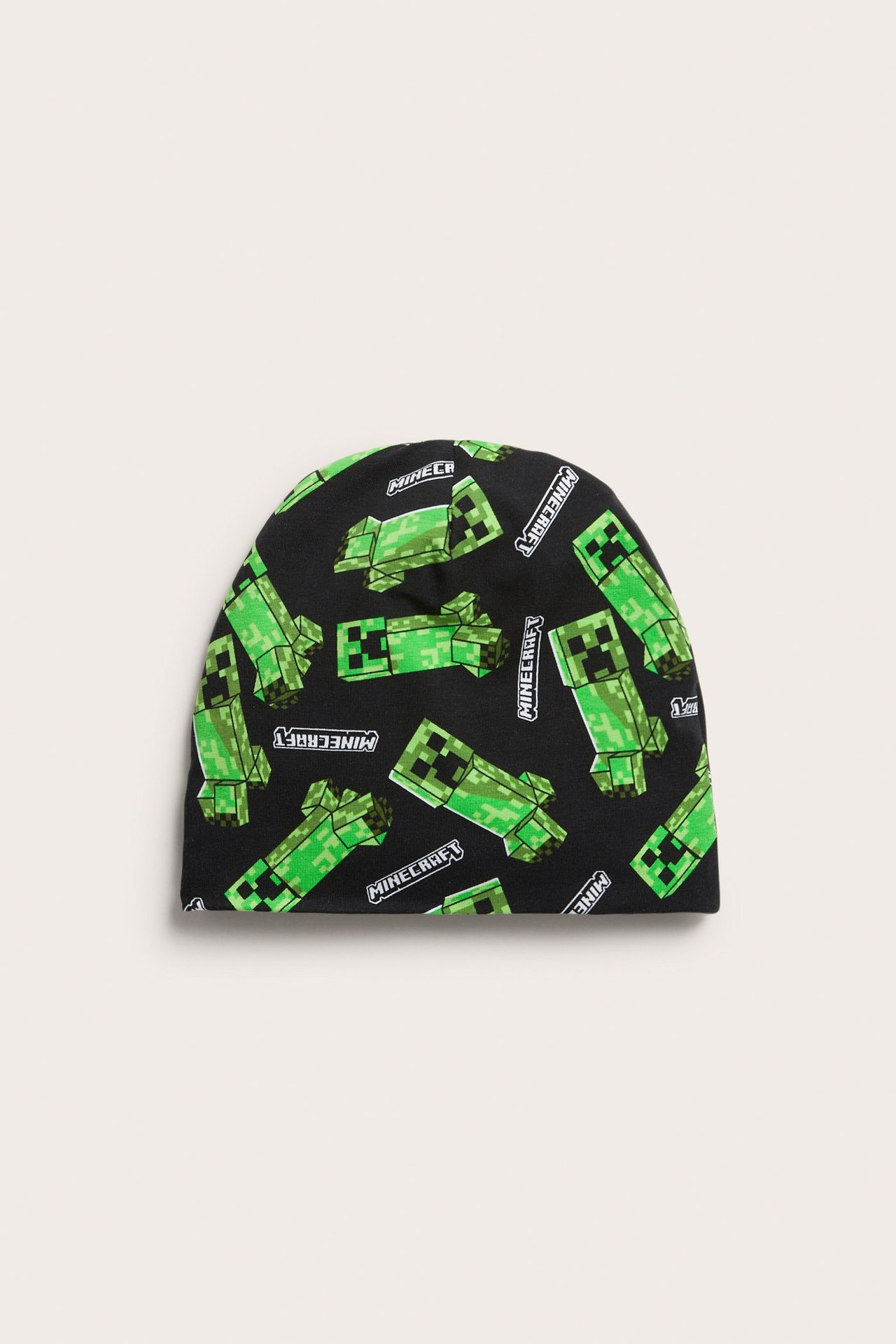Widok z przodu czarnej dżersejowej czapki dziecięcej z zielonym wzorem Minecraft Creeper.