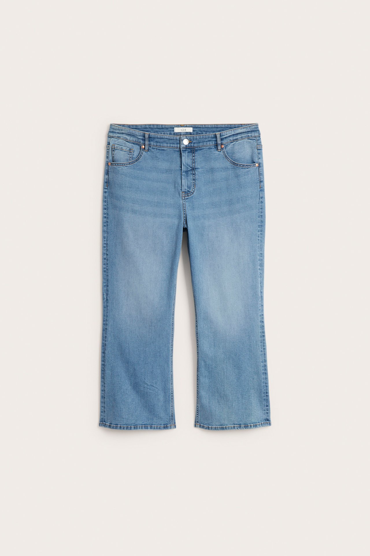 Frontvisning av lyseblå høye cropped flare jeans med knapp- og glidelåslukking.