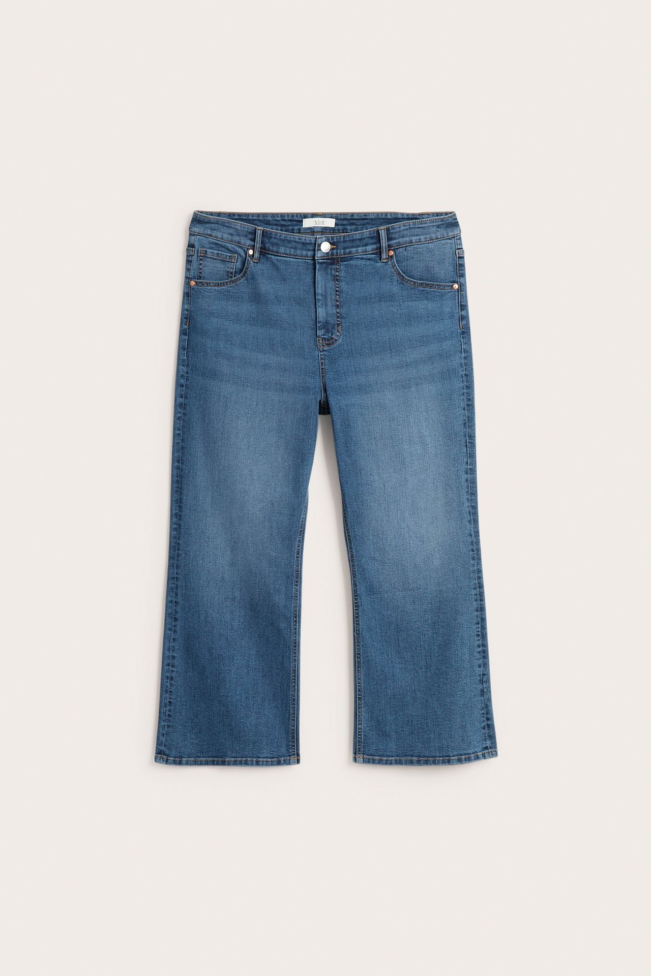 Frontbilde av dame denimblå høy midje cropped flare jeans med en knapplukking.