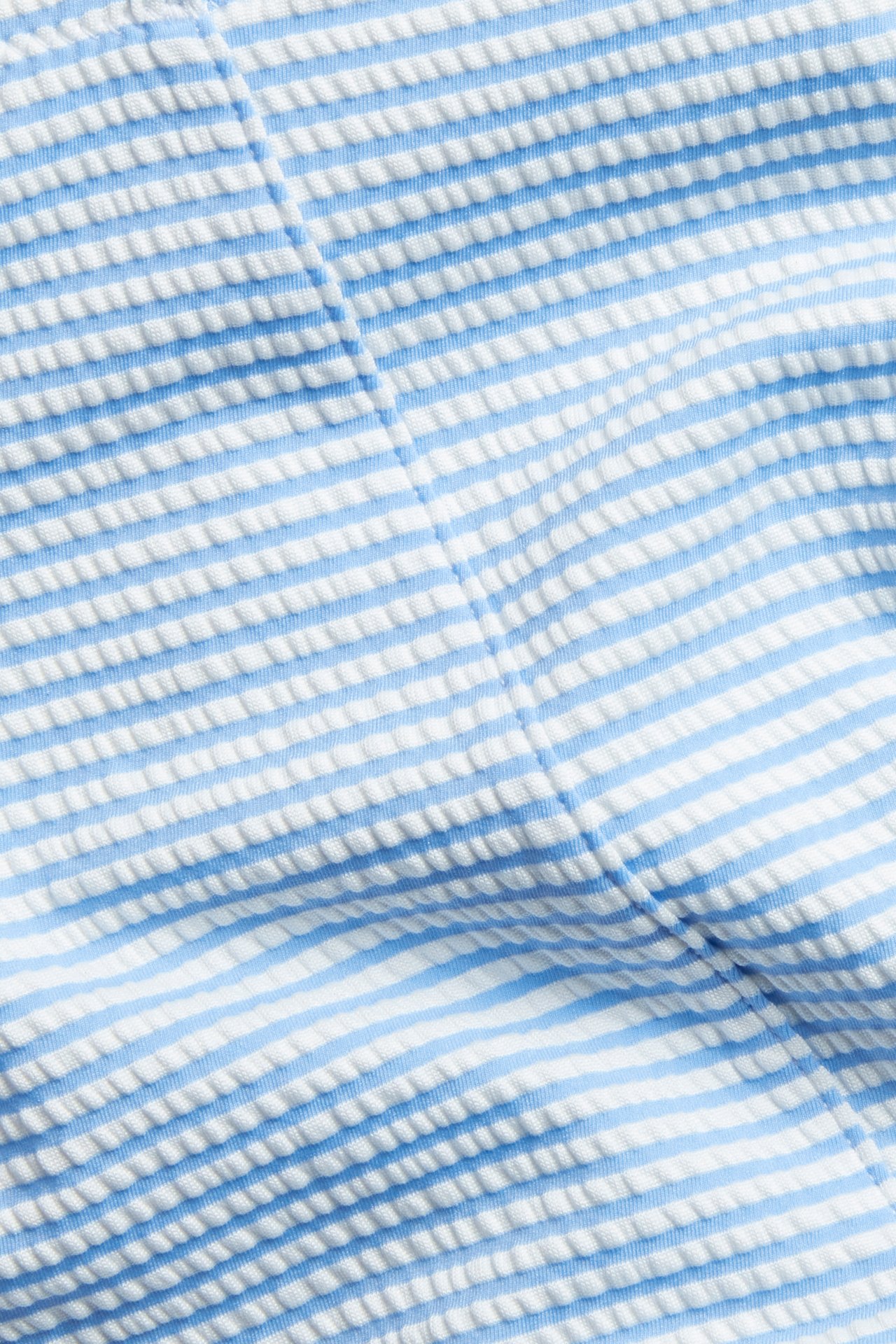 Zbliżenie na niebiesko-białe, prążkowane, fakturowane figi bikini z wysokim stanem.