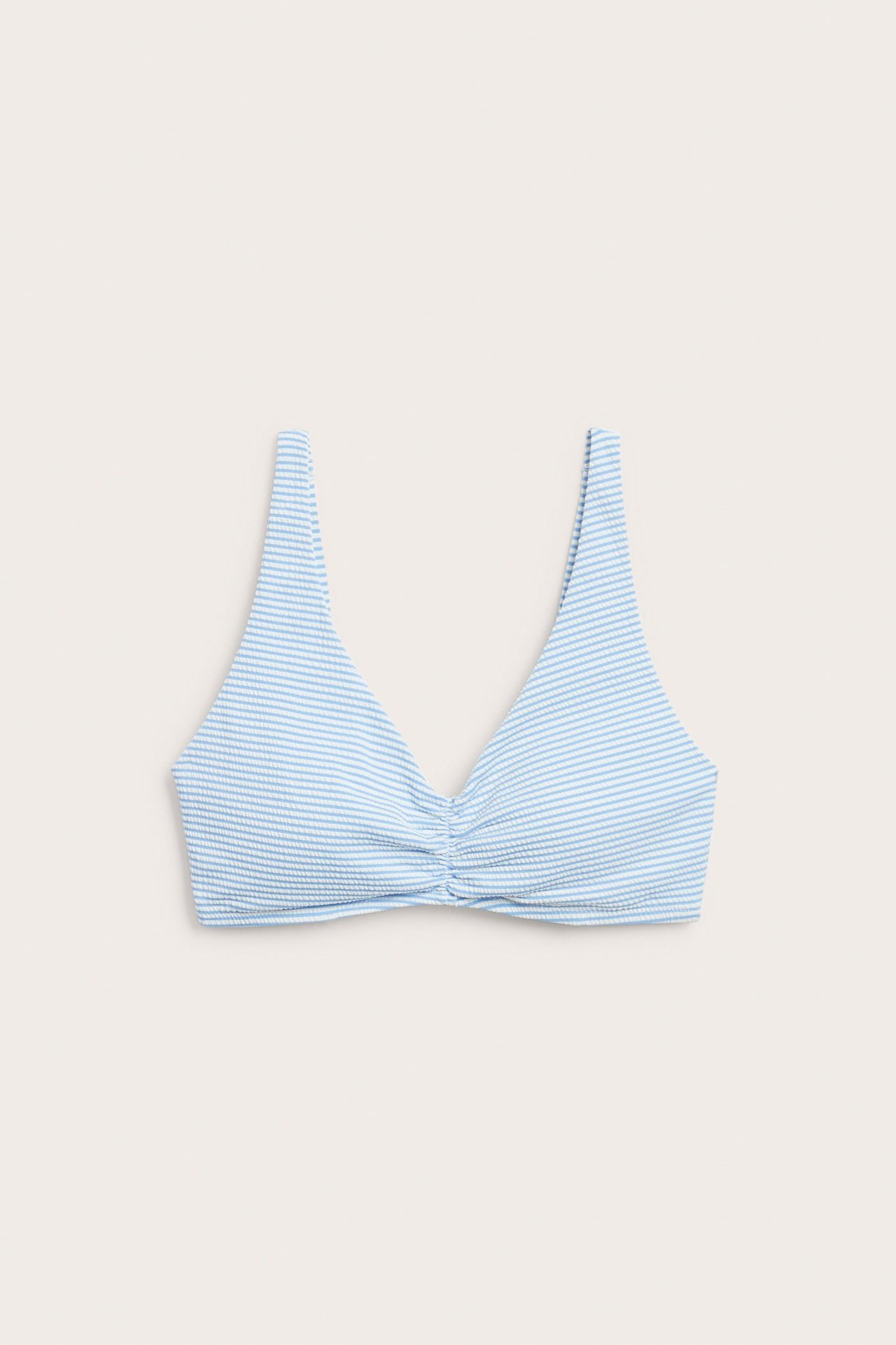 Frontvy av en blåvitrandig bikini-bh med rynkad front och V-ringning.