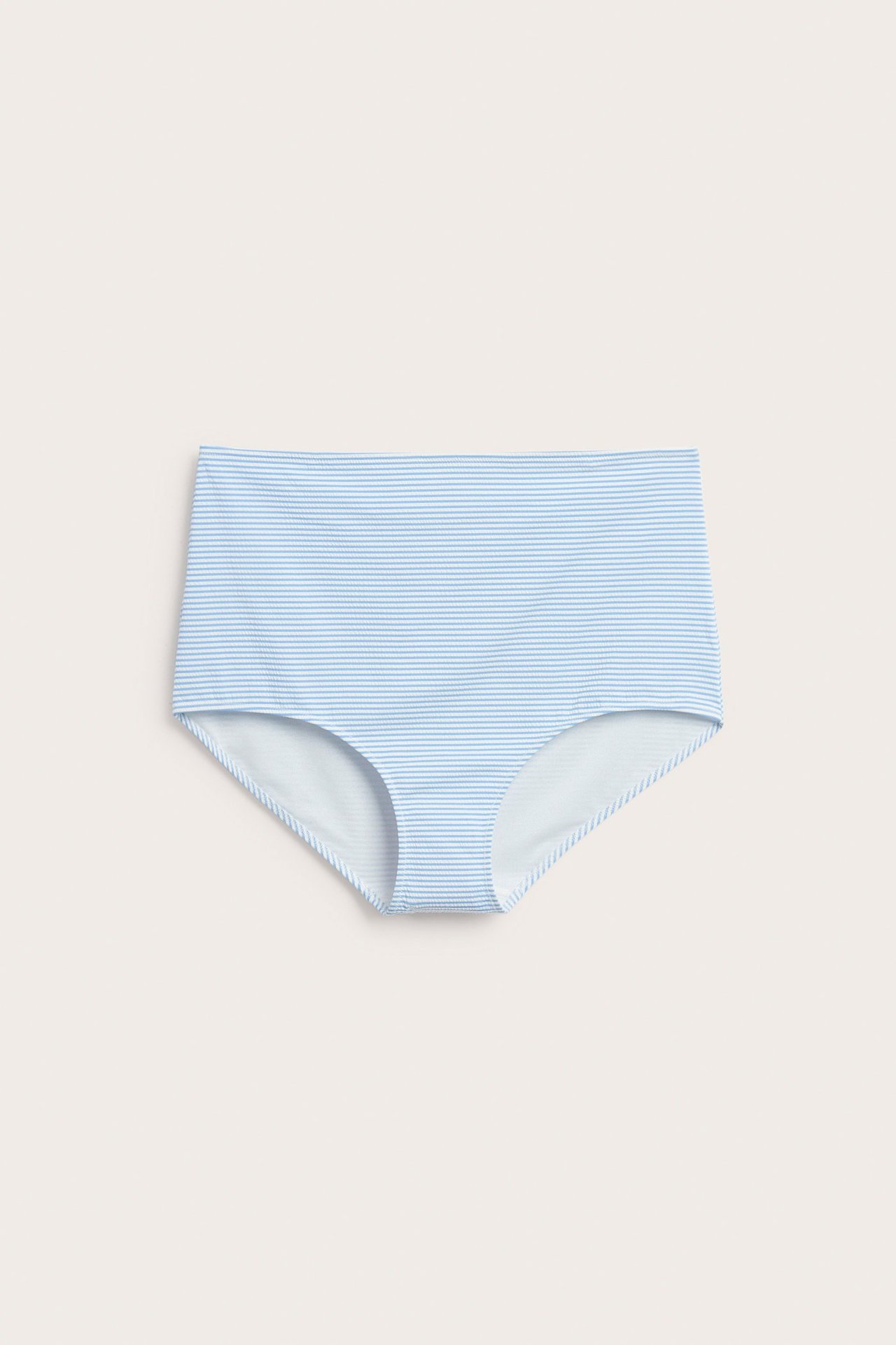 Edestä: Vaaleansininen raidallinen korkeavyötäröinen hipster-bikinialaosa.