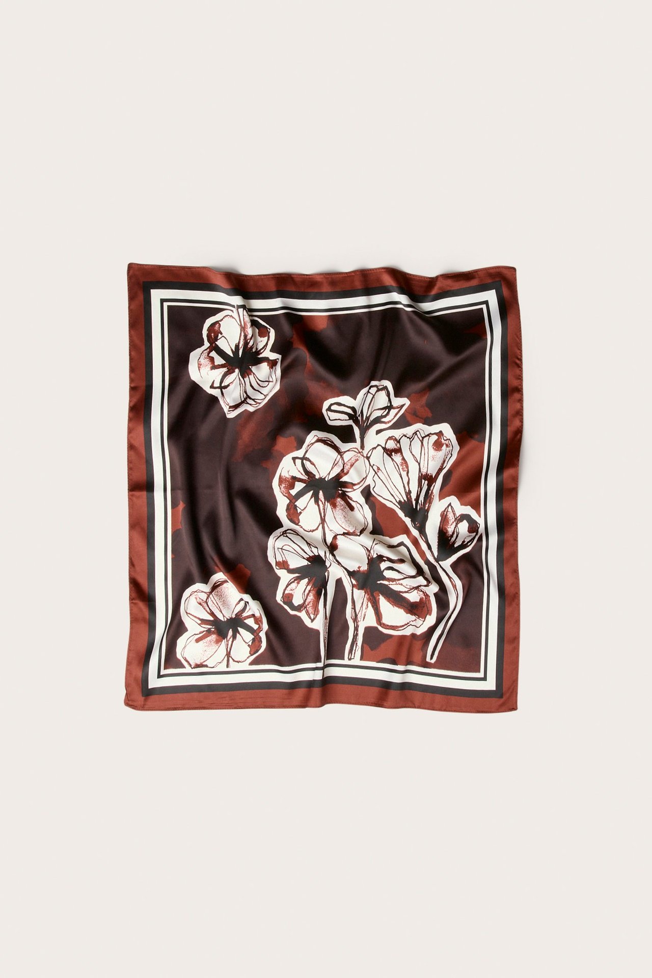 Widok z góry: Kwadratowa bordowa apaszka satynowa z białym i ciemnym wzorem kwiatowym.