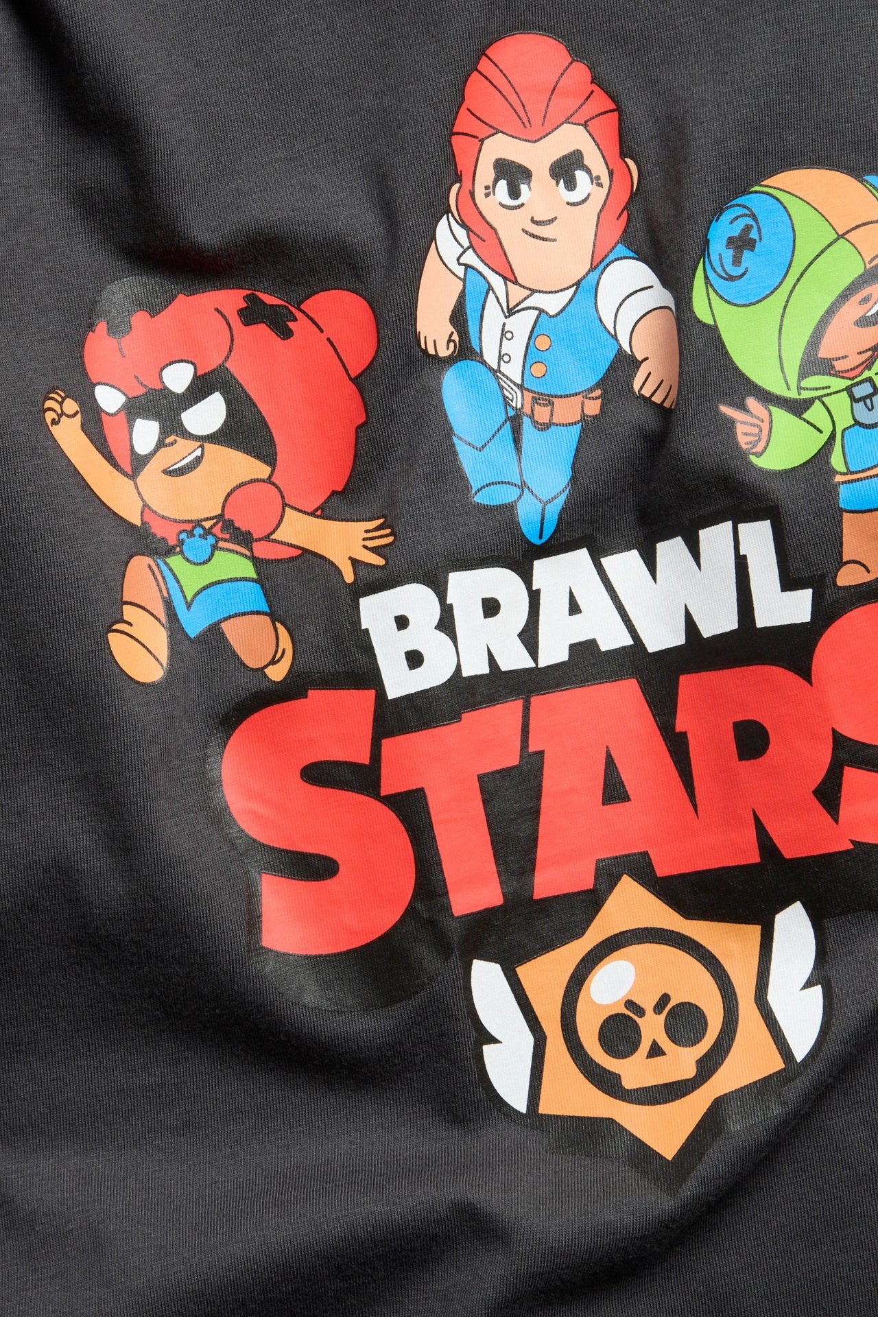 Czarna bawełniana koszulka z nadrukiem Brawl Stars na przodzie i ribbowanym kołnierzem.