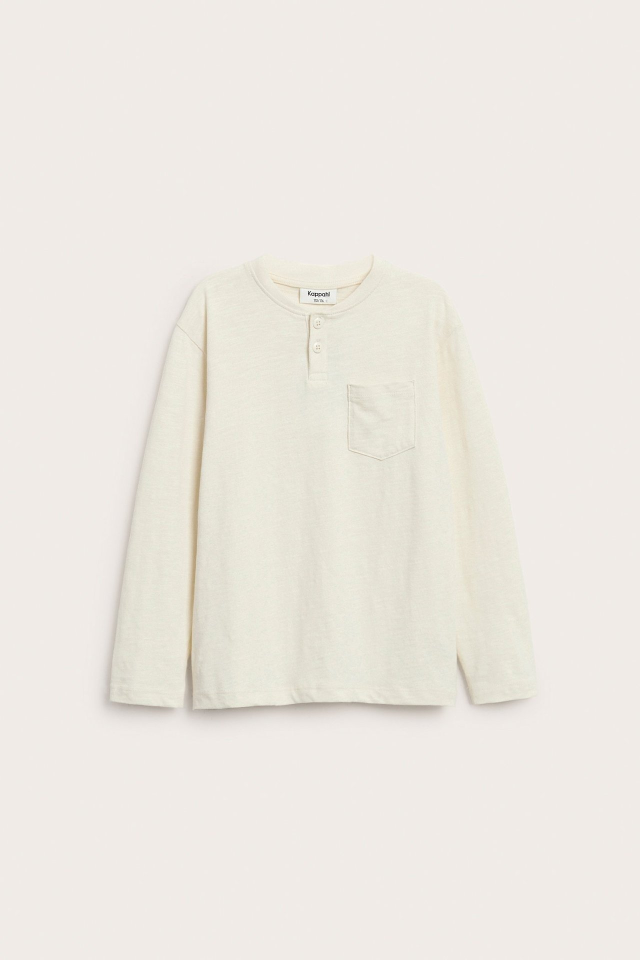 Widok z przodu: Jasnobeżowa, bawełniana koszulka Henley z długim rękawem dla dzieci, z guzikami i kieszonką.