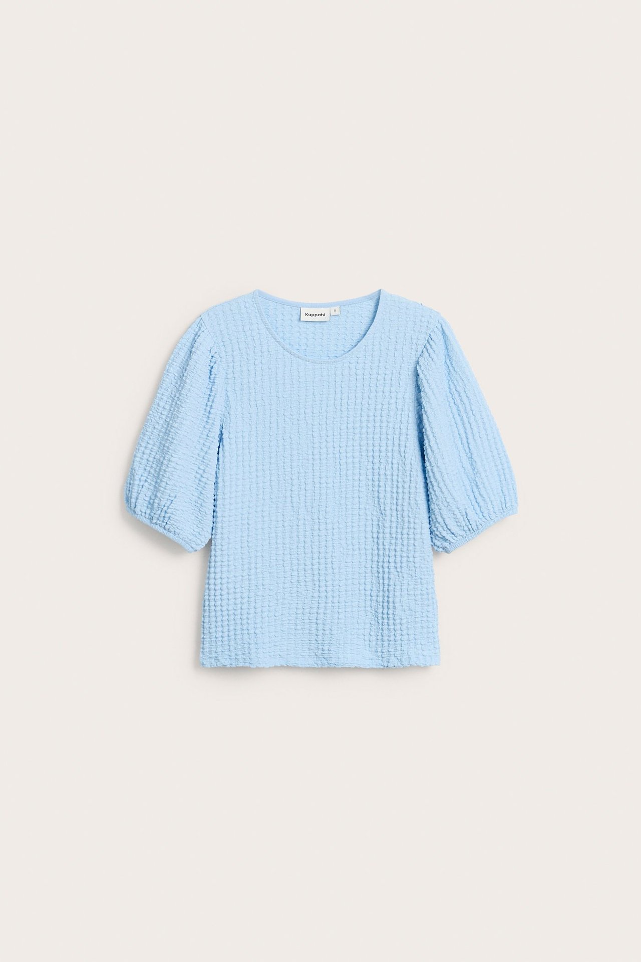 Widok z przodu jasnoniebieskiego topu o strukturalnej tkaninie z krótkimi bufiastymi rękawami.