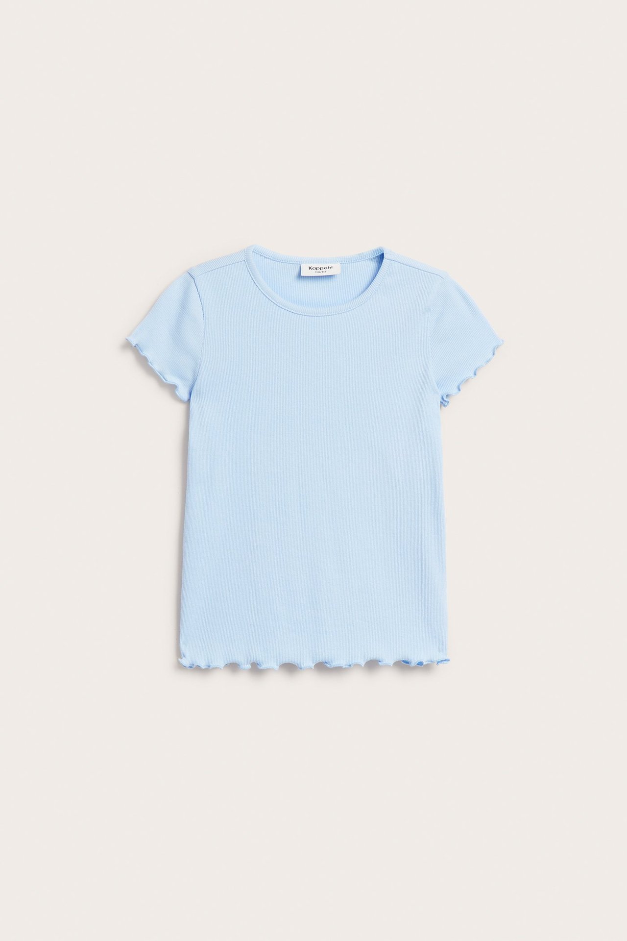Frontvisning av en lys blå ribbet kortermet barnetopp med rund hals og bølgete babylock-kanter.